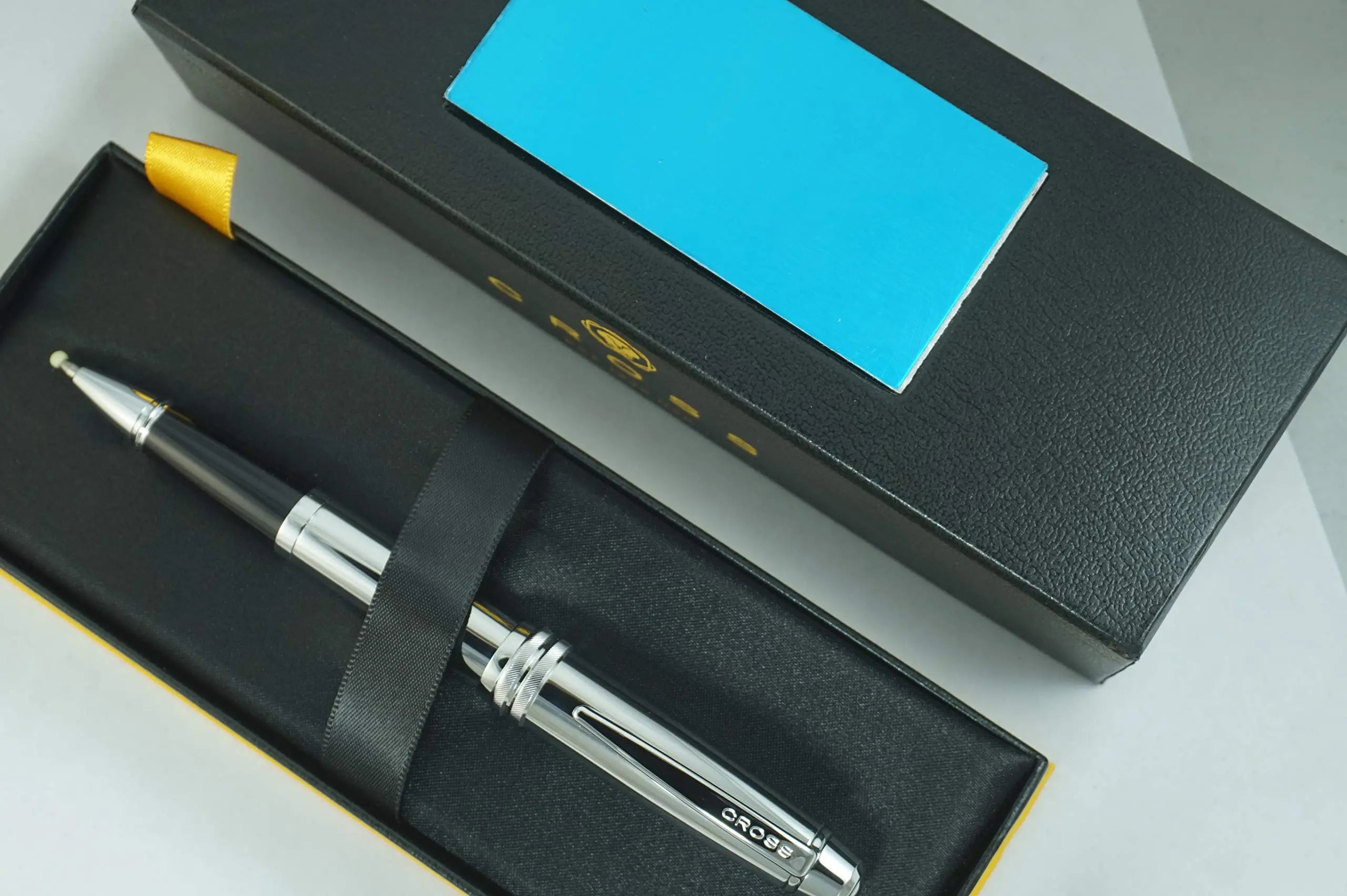 Cross Executive Companion Bailey,Polished Chrome with Cross Signature Diamond Cut Multi-grooved Center Ring Medium Selectip Rollerball Pen in a Custom Gift Box with Name Plate for Engraving - crosspenmall.com