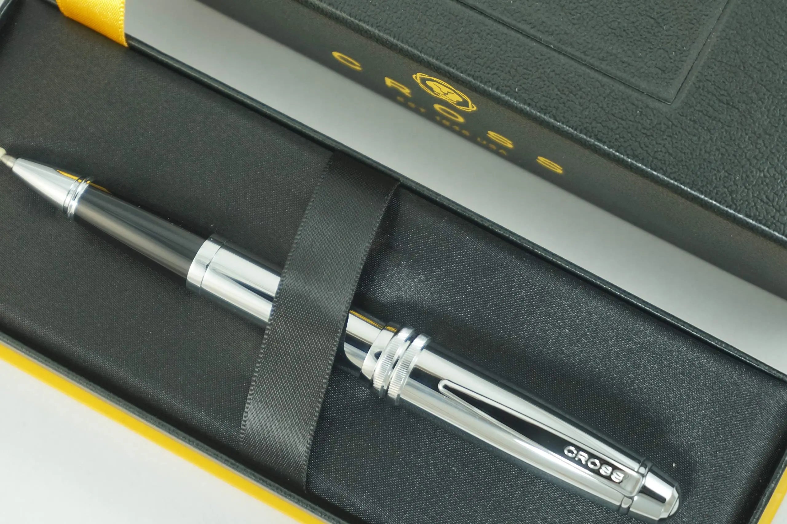 Cross Executive Companion Bailey,Polished Chrome with Cross Signature Diamond Cut Multi-grooved Center Ring Medium Selectip Rollerball Pen in a Custom Gift Box with Name Plate for Engraving - crosspenmall.com