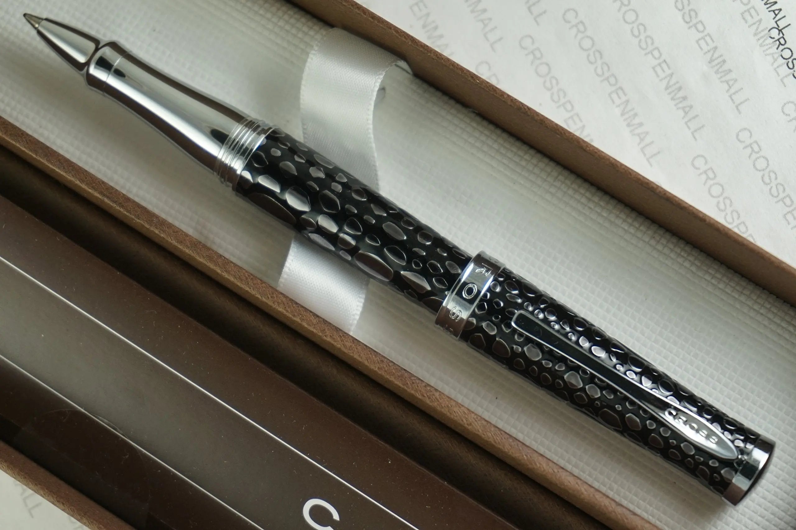 Cross Sauvage Exotic Textured Stingray Finish Pattern with Cross Signature Center Band Fountain Pen (Copy) Cross