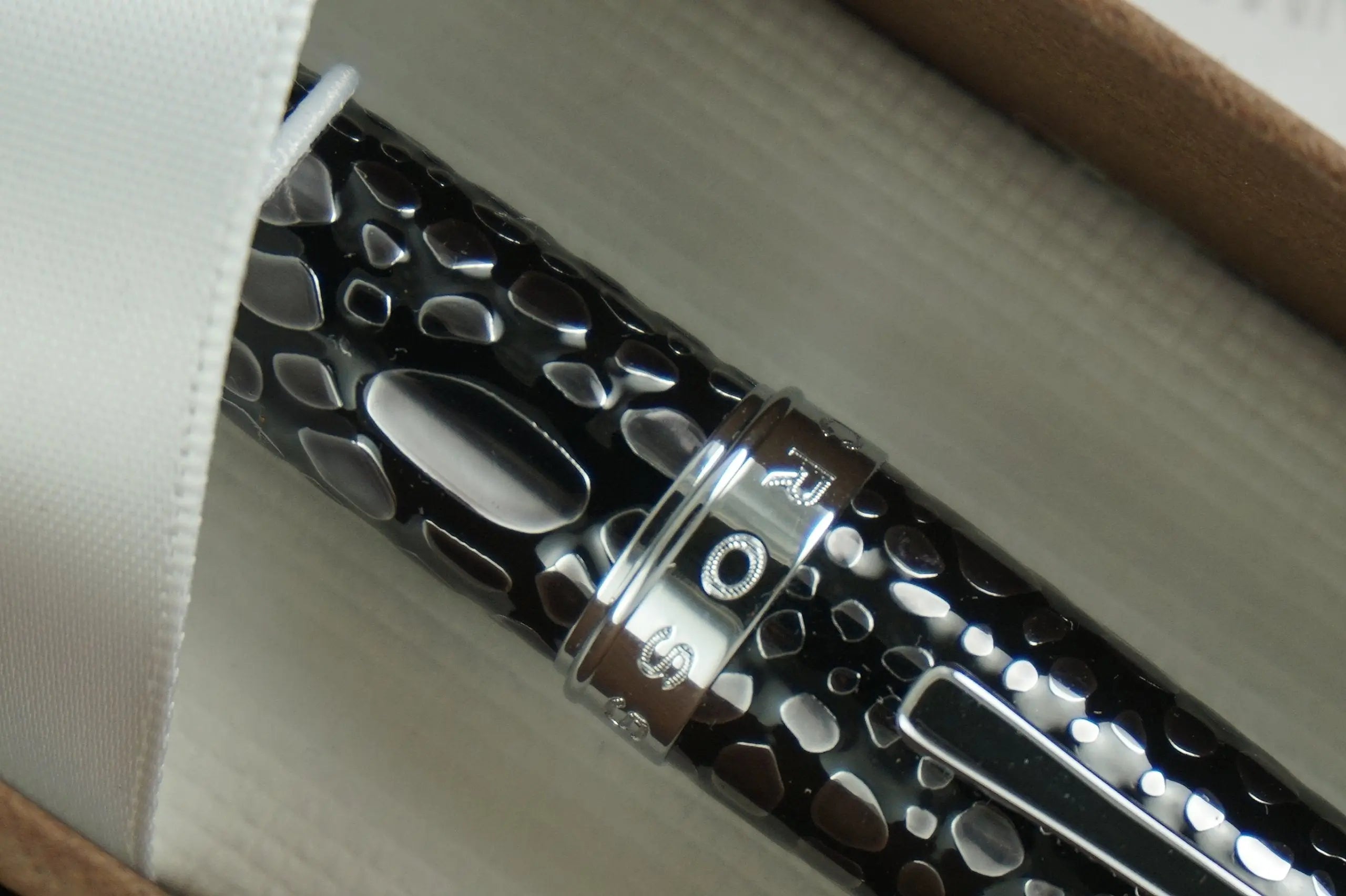 Cross Sauvage Exotic Textured Stingray Finish Pattern with Cross Signature Center Band Fountain Pen (Copy) Cross