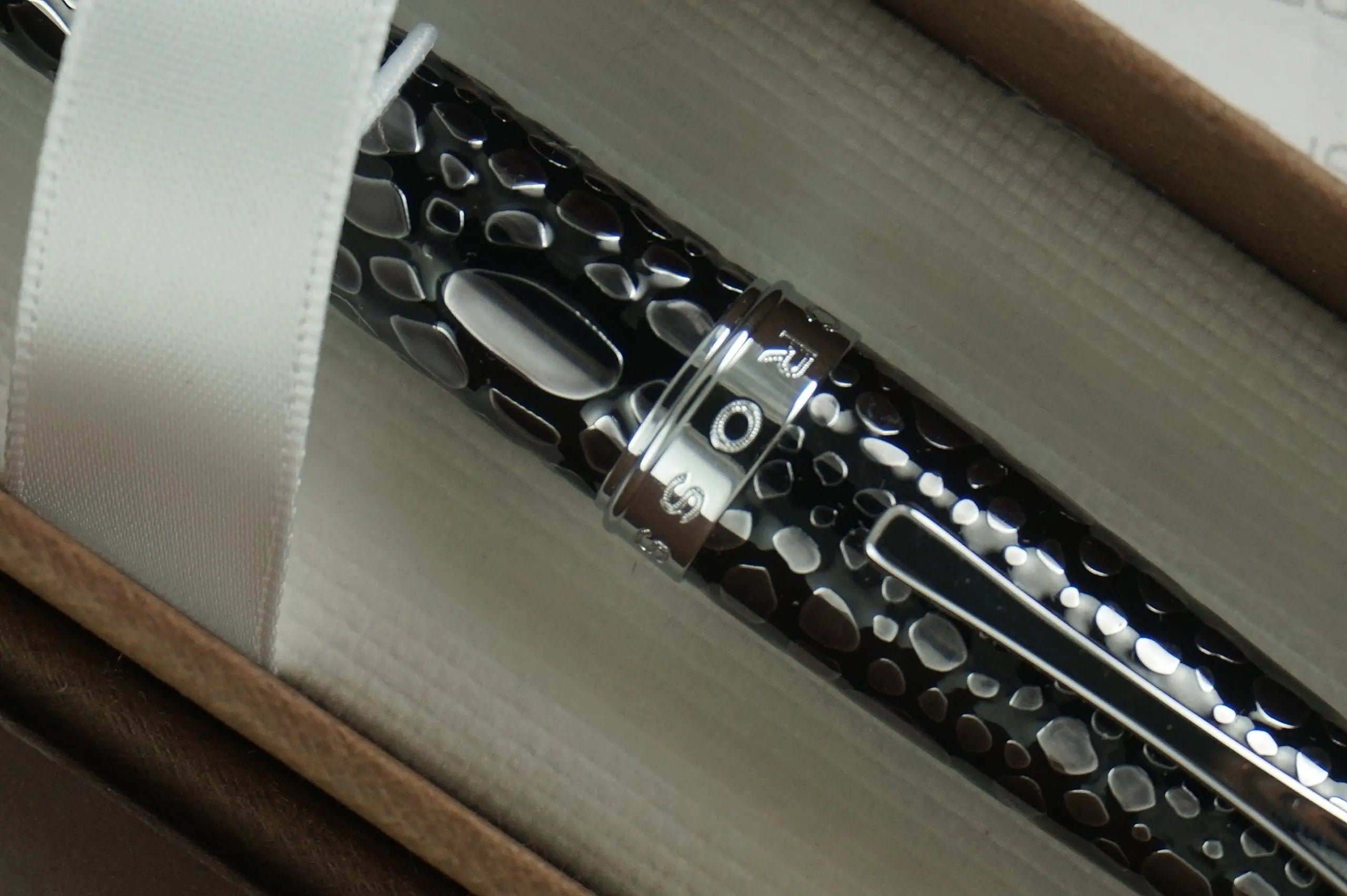 Cross Sauvage Exotic Textured Stingray Finish Pattern with Cross Signature Center Band Fountain Pen (Copy) Cross