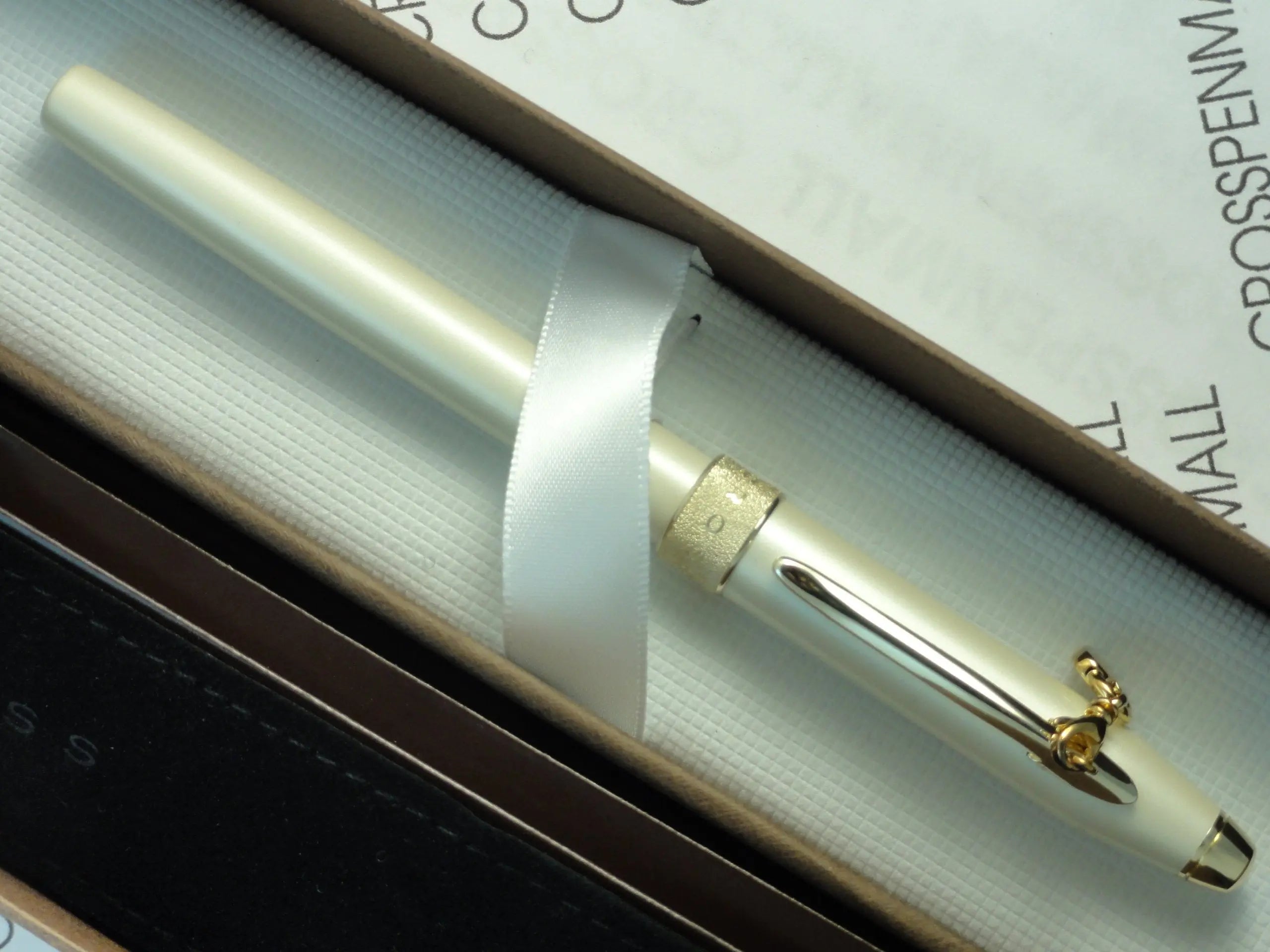Cross Sentiment Fountain Pen Pearlescent White with Medium Nib crosspenmall.com