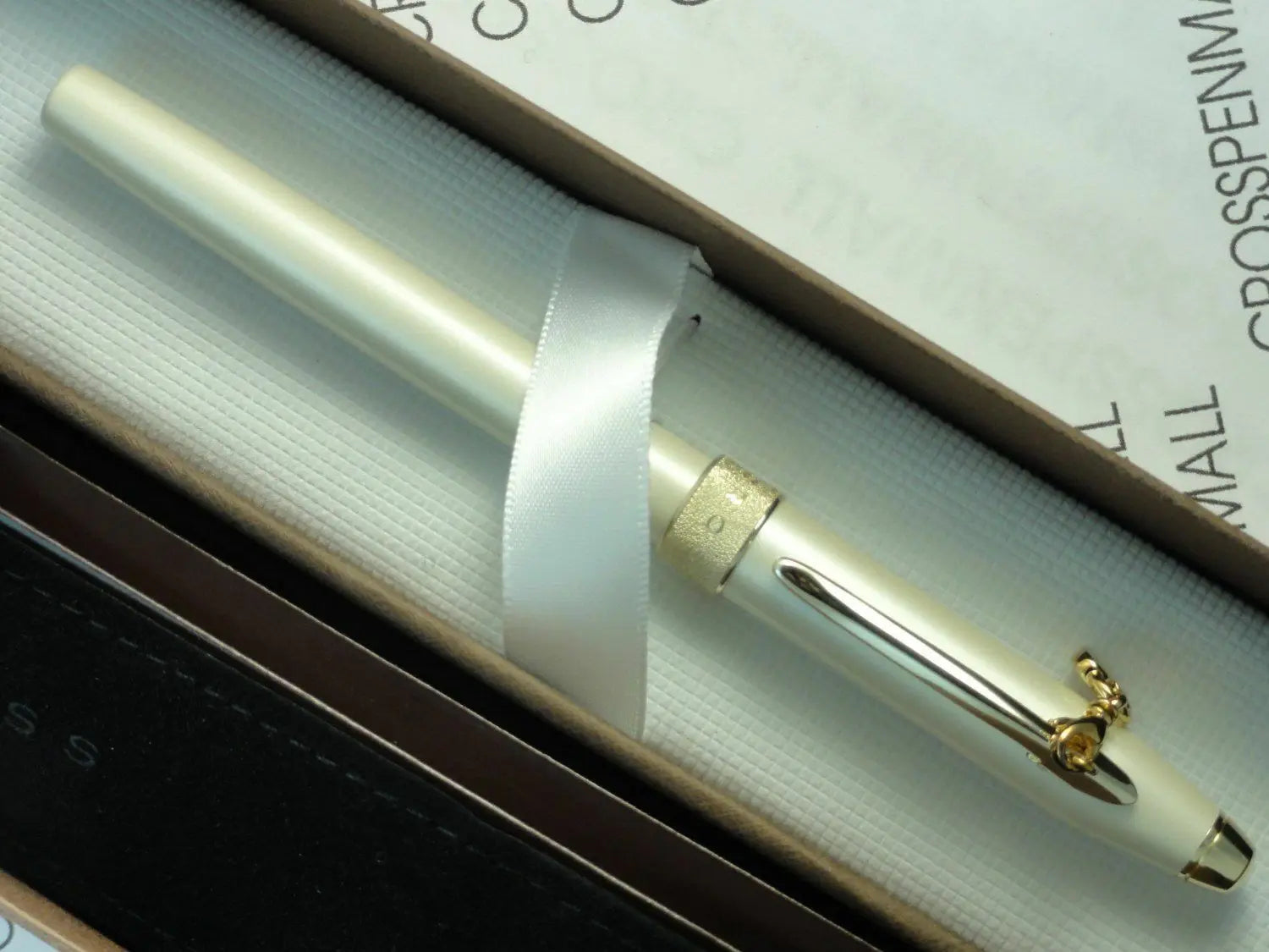 Cross Sentiment Fountain Pen Pearlescent White with Medium Nib crosspenmall.com