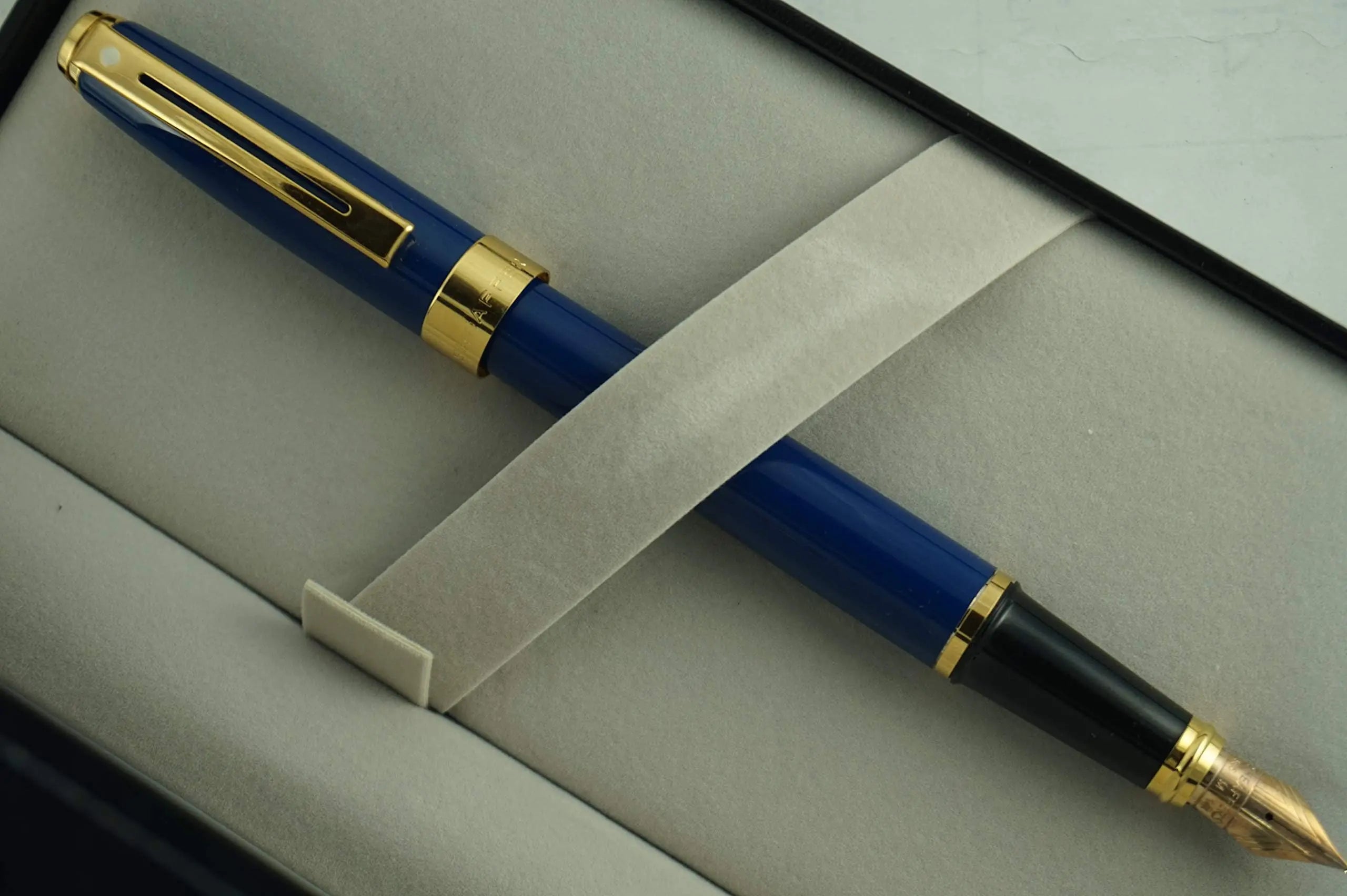 Sheaffer Cobalt Blue Lacquer Signature Prelude Collection with 22KT Gold appointments, Solid and stamped 14KT Gold Medium nib Fountain pen Sheaffer