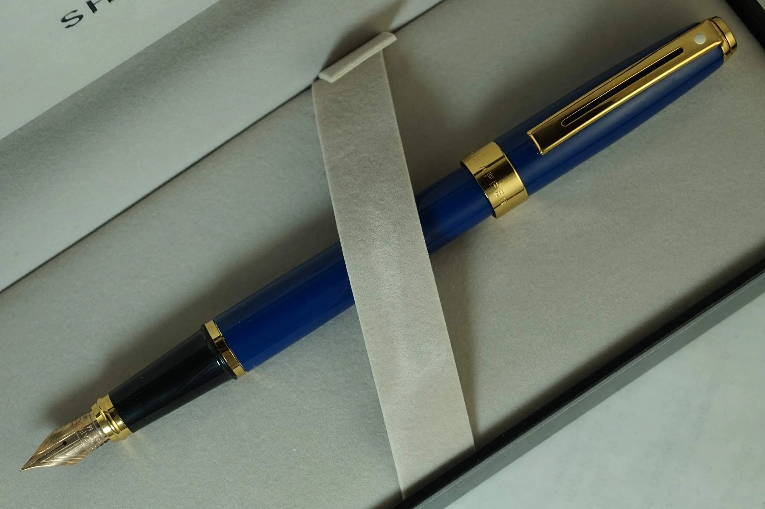 Sheaffer Cobalt Blue Lacquer Signature Prelude Collection with 22KT Gold appointments, Solid and stamped 14KT Gold Medium nib Fountain pen Sheaffer