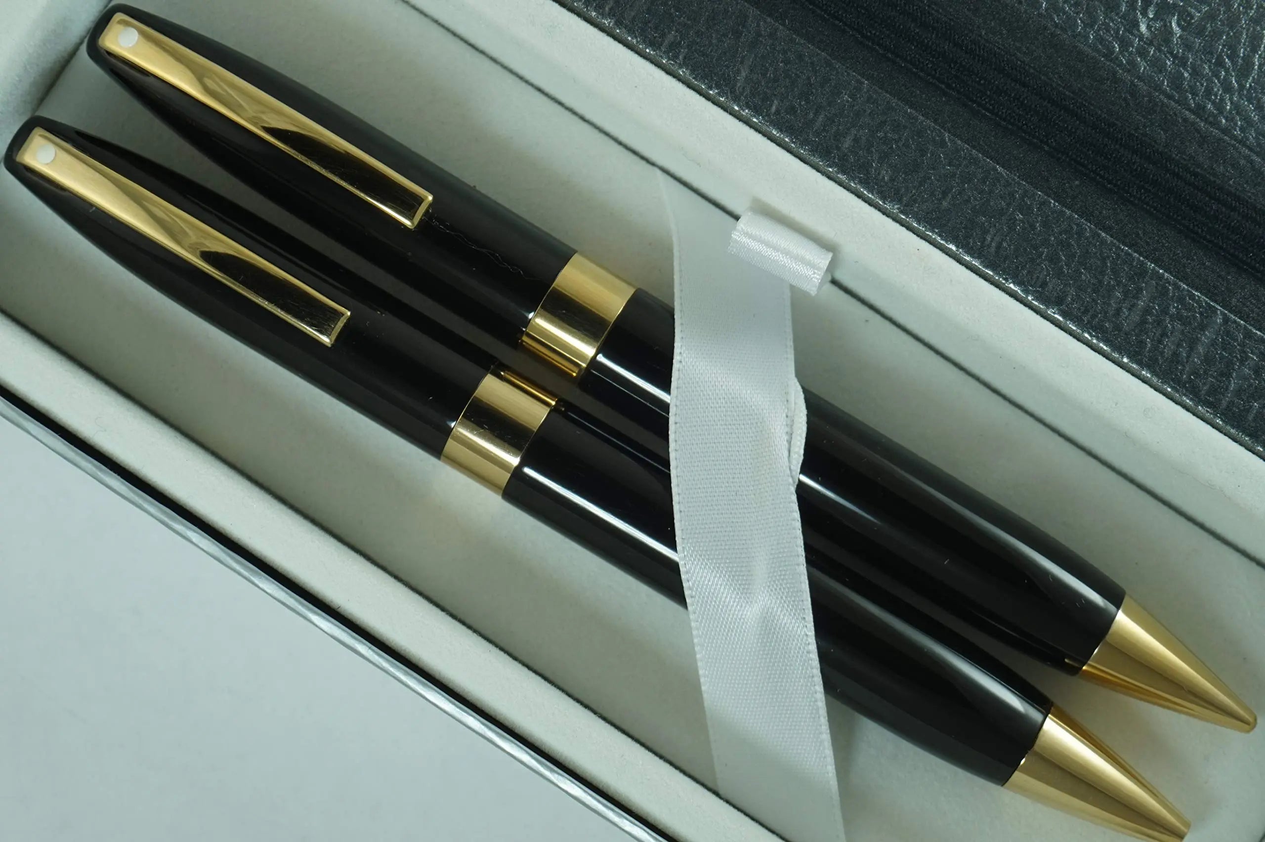 Sheaffer Made in the USA Legacy Heritage Black Lacquer Barrel and 22KT Appointments Gold pen, 0.5MM pencil and High Quality Journal Set Made in Iowa, USA - crosspenmall.com