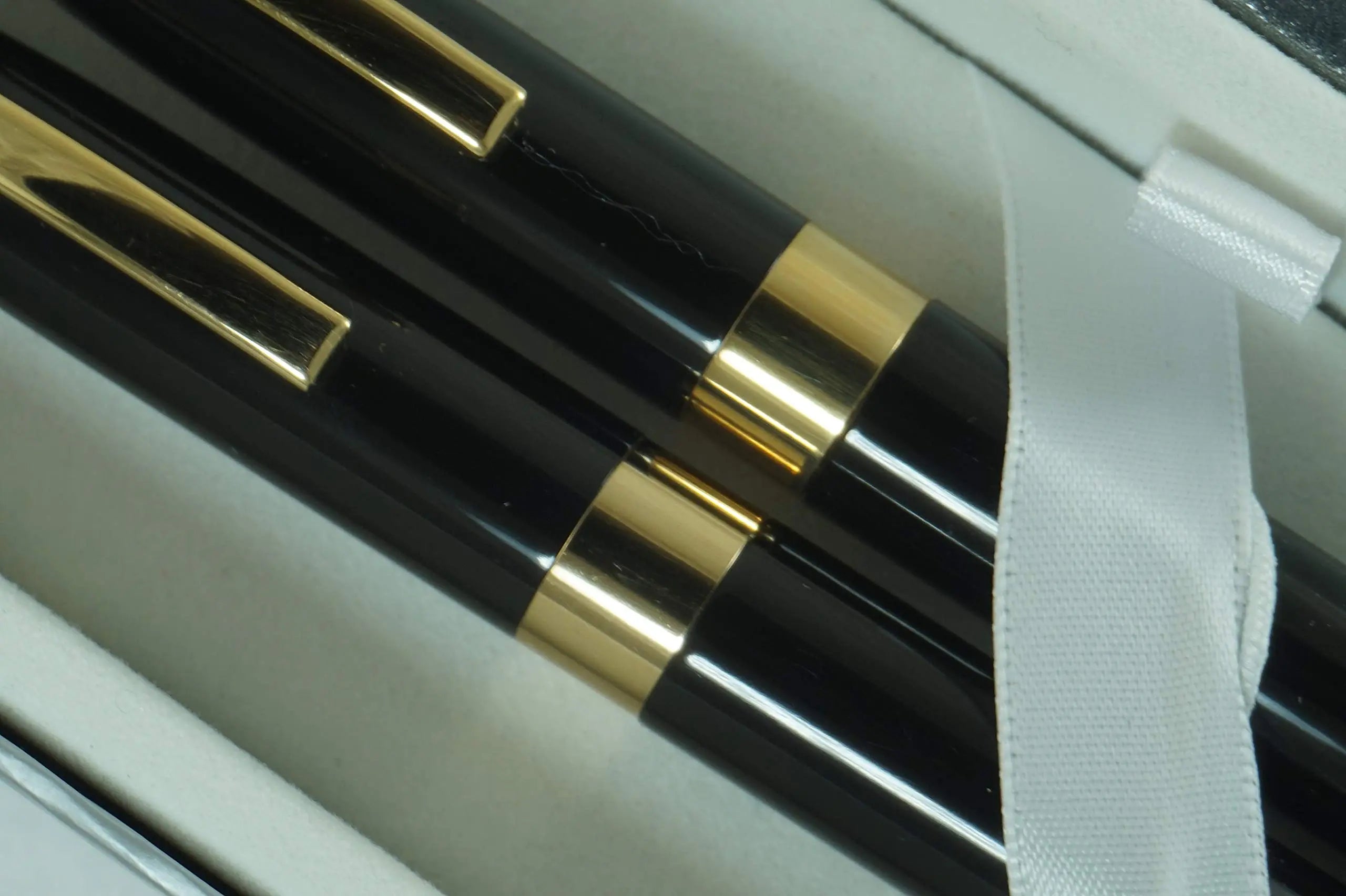 Sheaffer Made in the USA Legacy Heritage Black Lacquer Barrel and 22KT Appointments Gold pen, 0.5MM pencil and High Quality Journal Set Made in Iowa, USA - crosspenmall.com