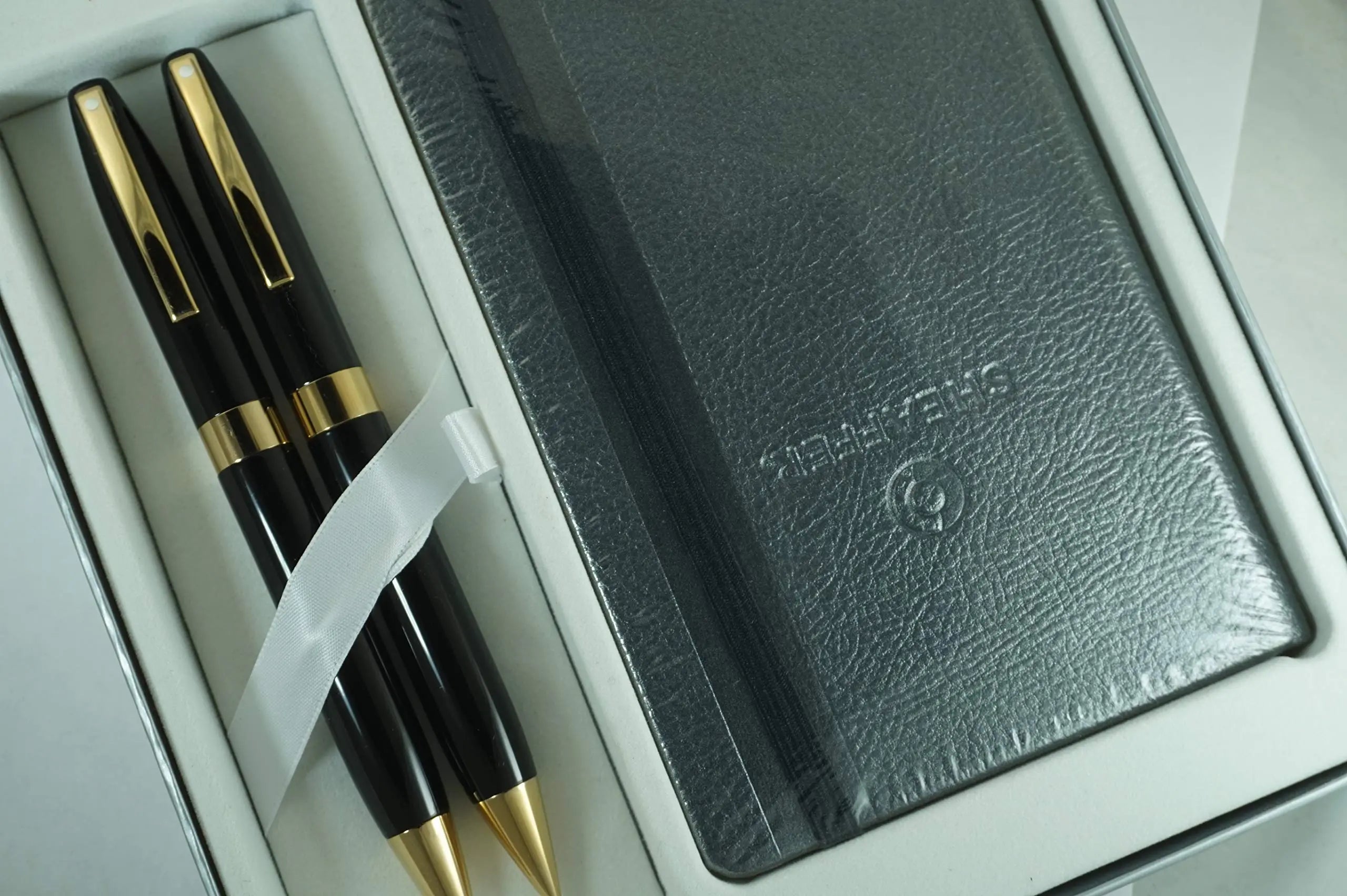 Sheaffer Made in the USA Legacy Heritage Black Lacquer Barrel and 22KT Appointments Gold pen, 0.5MM pencil and High Quality Journal Set Made in Iowa, USA - crosspenmall.com