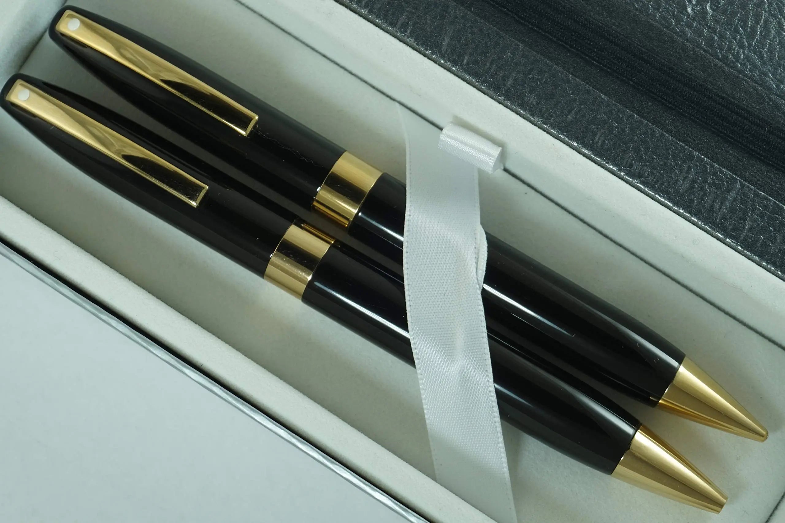 Sheaffer Made in the USA Legacy Heritage Black Lacquer Barrel and 22KT Appointments Gold pen, 0.5MM pencil and High Quality Journal Set Made in Iowa, USA - crosspenmall.com