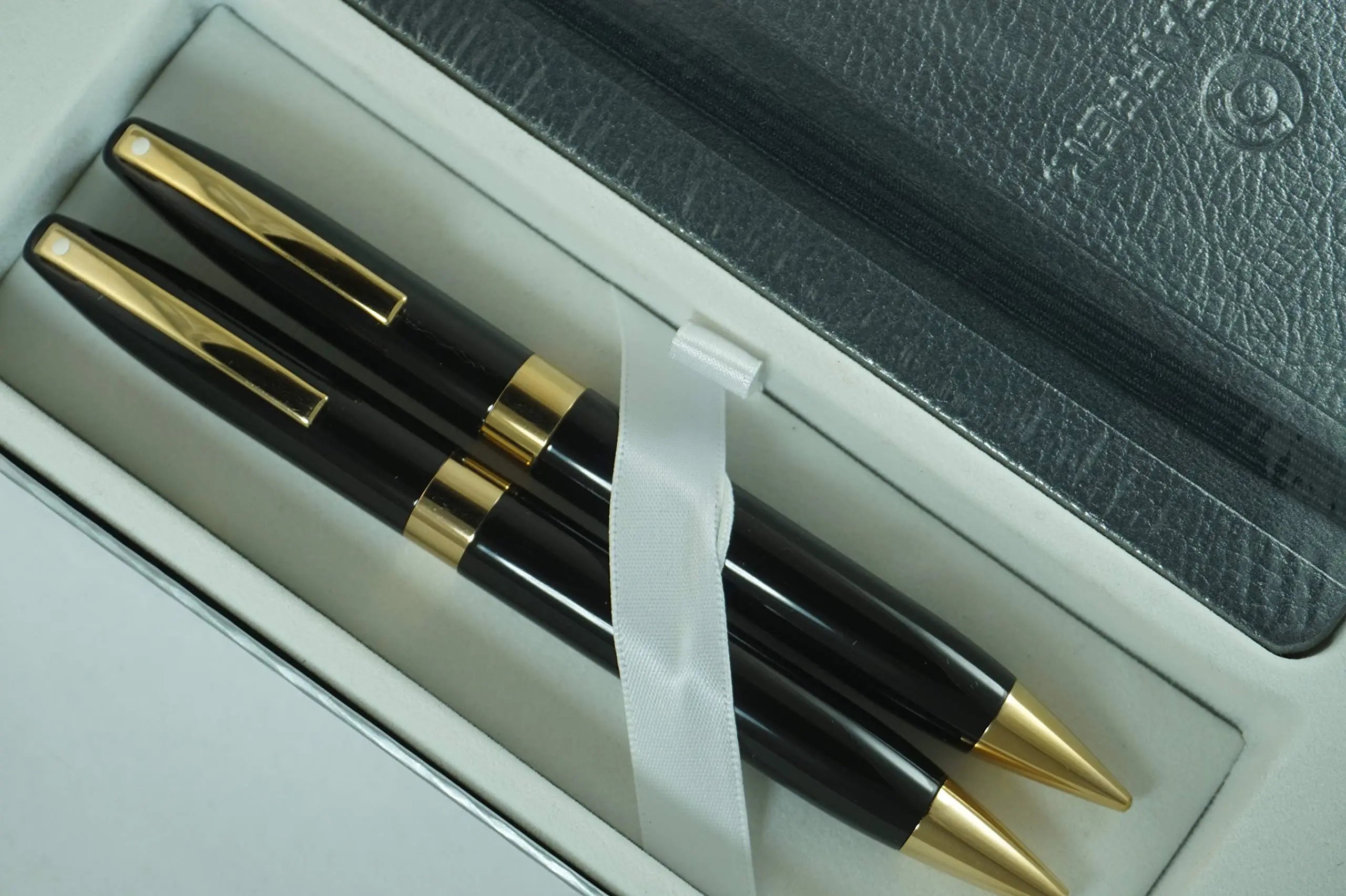 Sheaffer Made in the USA Legacy Heritage Black Lacquer Barrel and 22KT Appointments Gold pen, 0.5MM pencil and High Quality Journal Set Made in Iowa, USA - crosspenmall.com