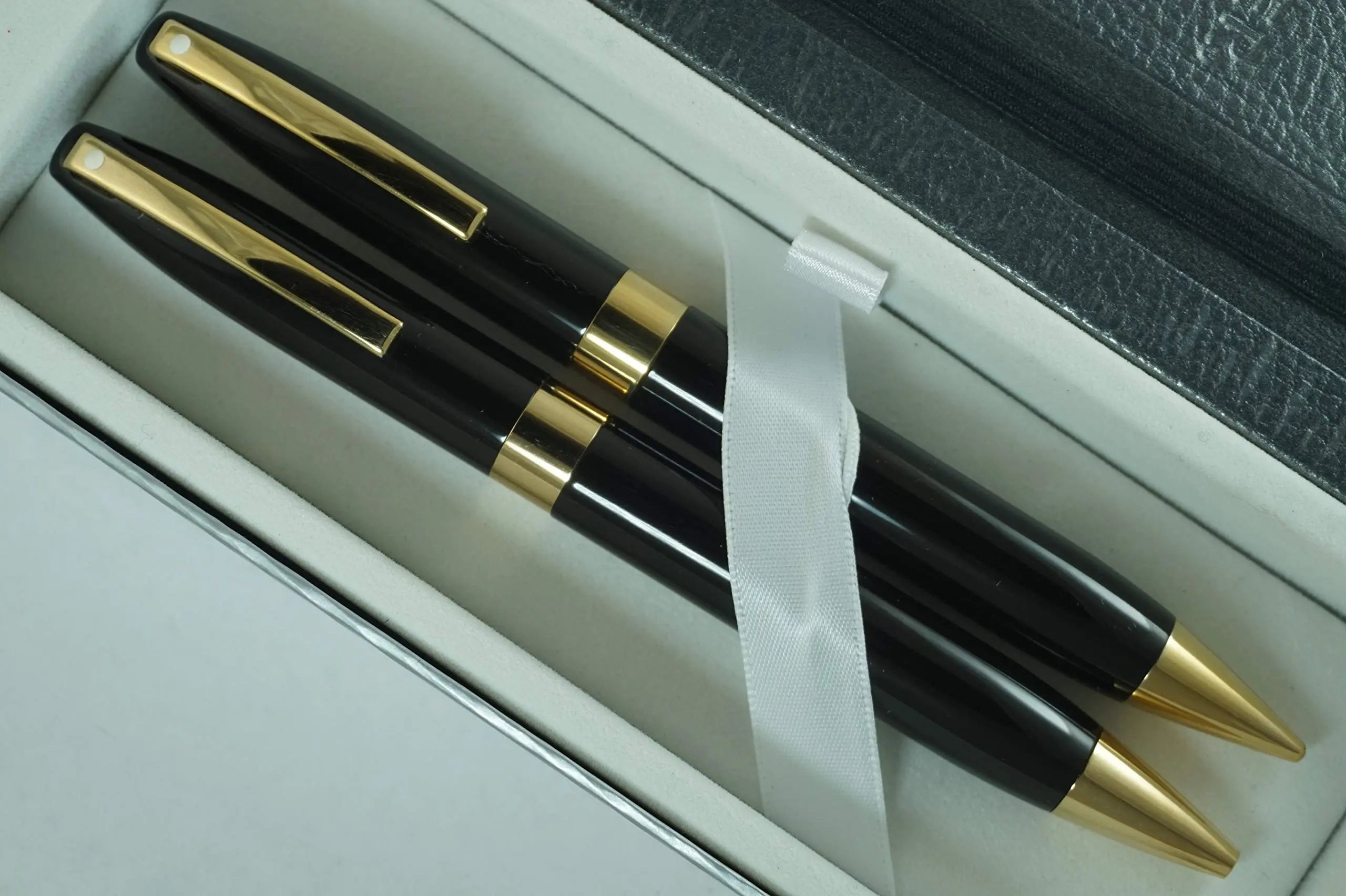 Sheaffer Made in the USA Legacy Heritage Black Lacquer Barrel and 22KT Appointments Gold pen, 0.5MM pencil and High Quality Journal Set Made in Iowa, USA - crosspenmall.com