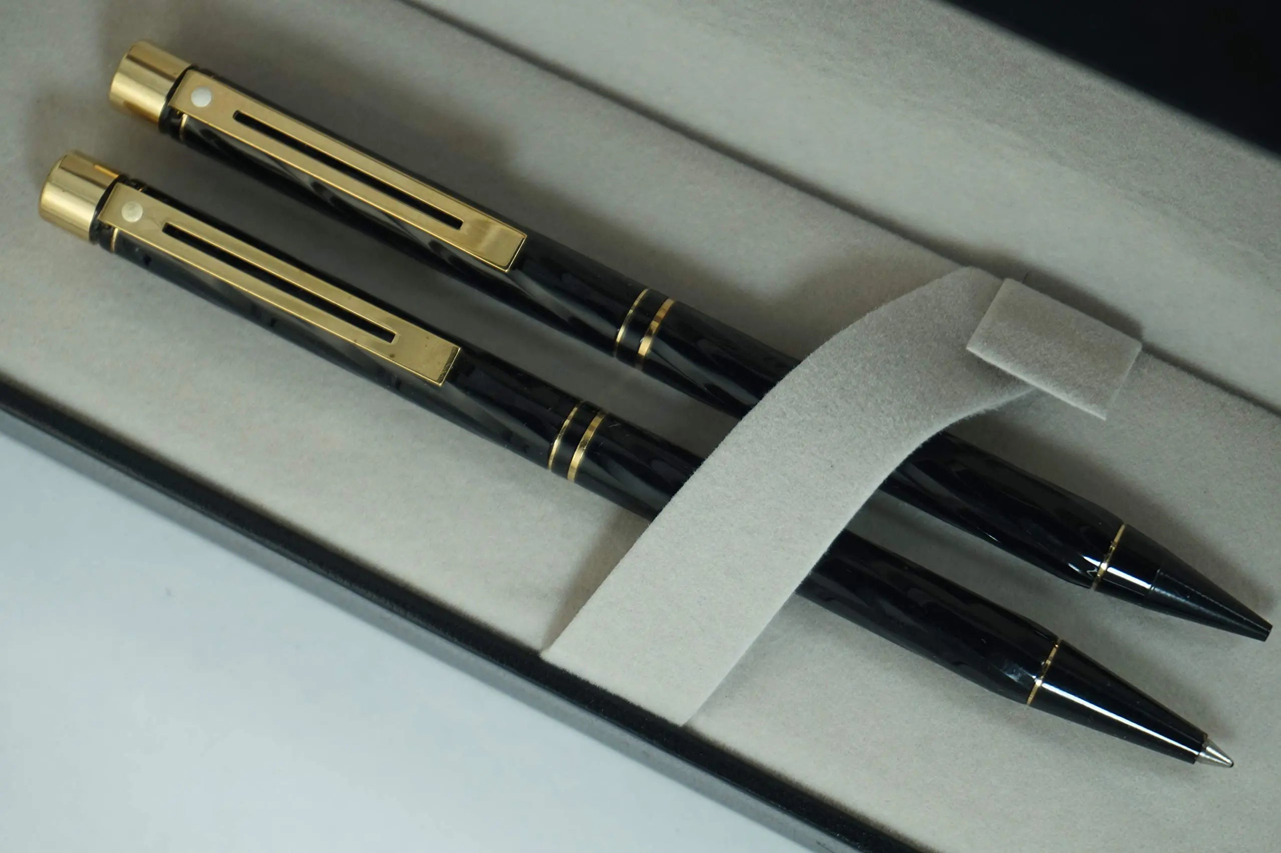Sheaffer Made in the USA Signature Targa Spiral black Lacquer Barrel with Signature Targa Centre Gold rings and 22KT Gold appointments ballpoint Pen and 0.5MM pencil set - crosspenmall.com