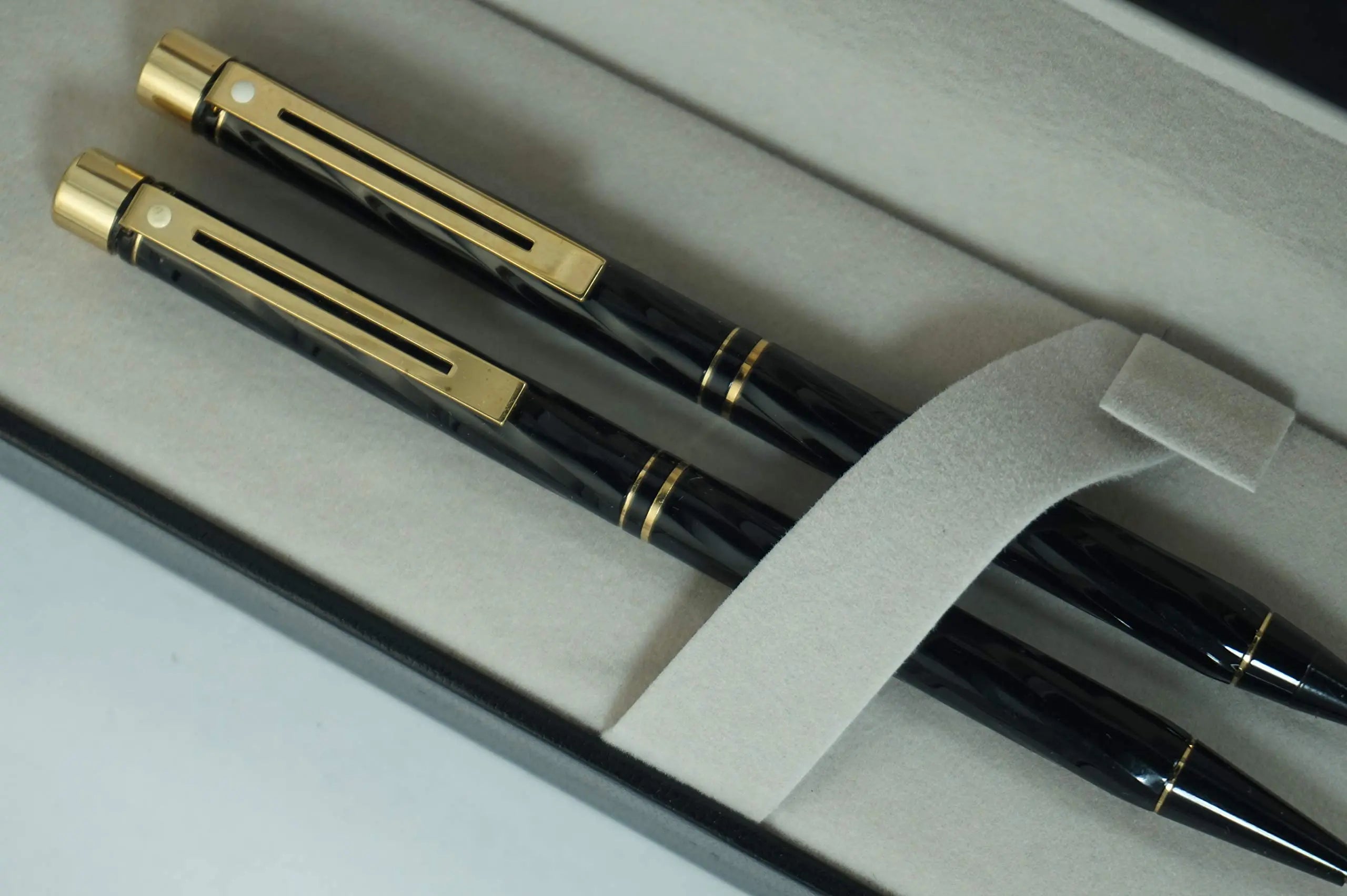 Sheaffer Made in the USA Signature Targa Spiral black Lacquer Barrel with Signature Targa Centre Gold rings and 22KT Gold appointments ballpoint Pen and 0.5MM pencil set - crosspenmall.com