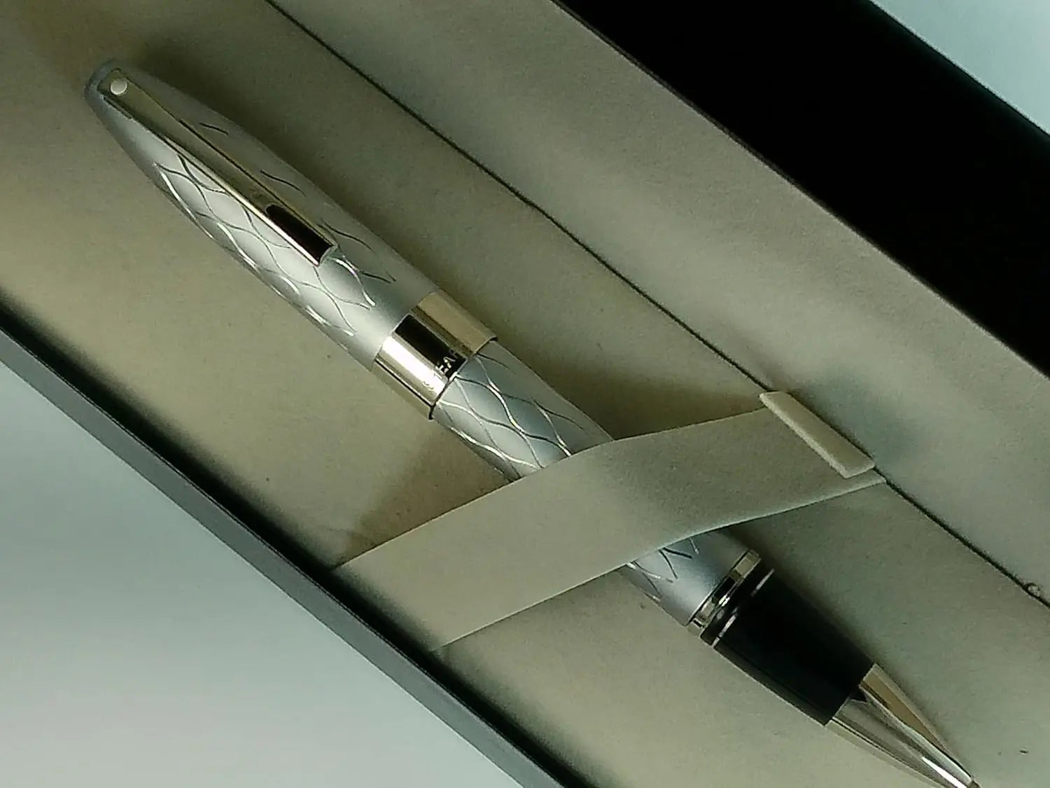 Sheaffer Made in the USA diamond cut Legacy 2 Heritage with Sandblasted Emperor's Silver Pattern & Palladium Trim Rollerball pen Sheaffer