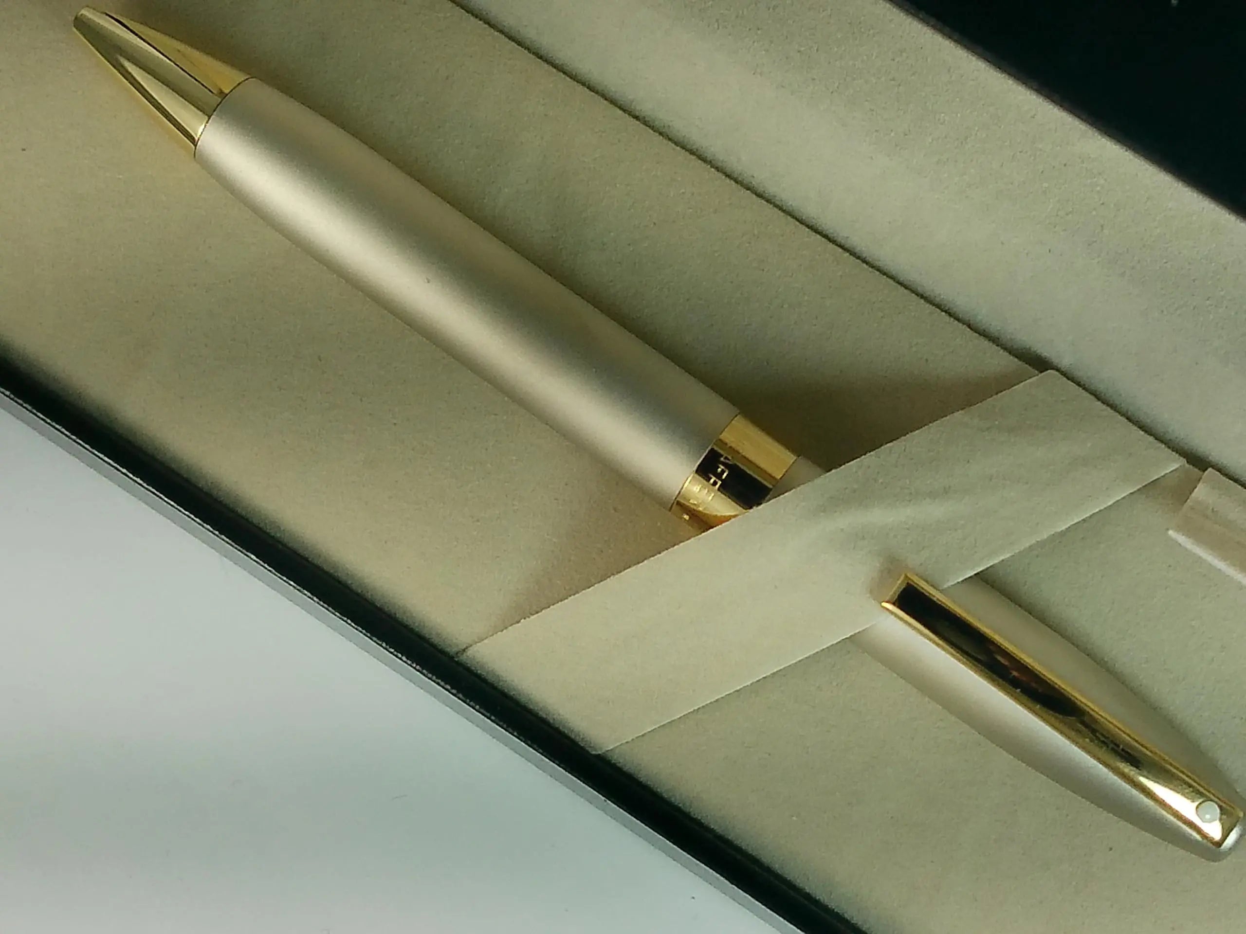 Sheaffer made in the USA Legacy Heritage - Sandblasted Palladium Barrel and 22KT Gold Trim Ballpoint pen Sheaffer