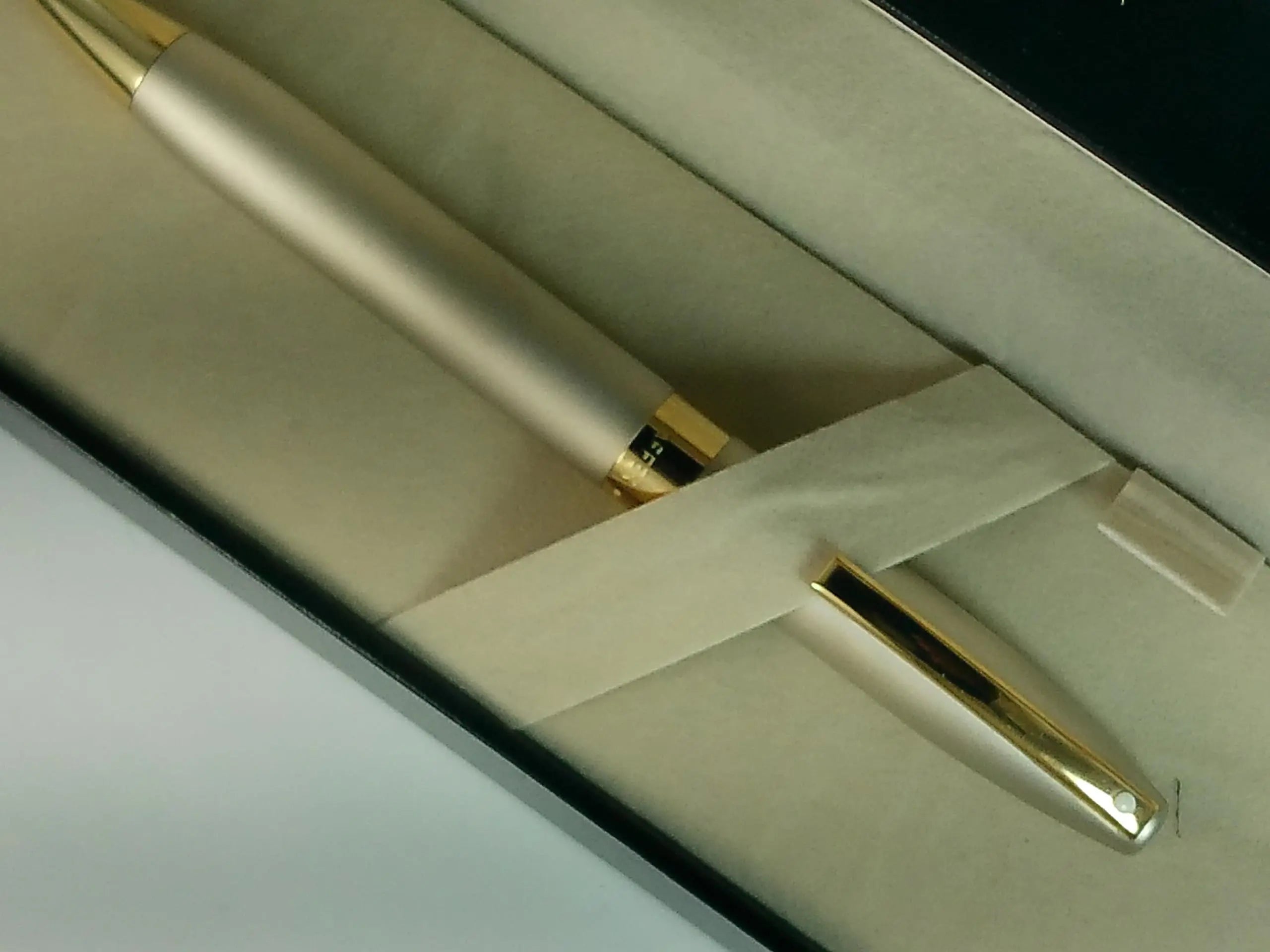 Sheaffer made in the USA Legacy Heritage - Sandblasted Palladium Barrel and 22KT Gold Trim Ballpoint pen Sheaffer