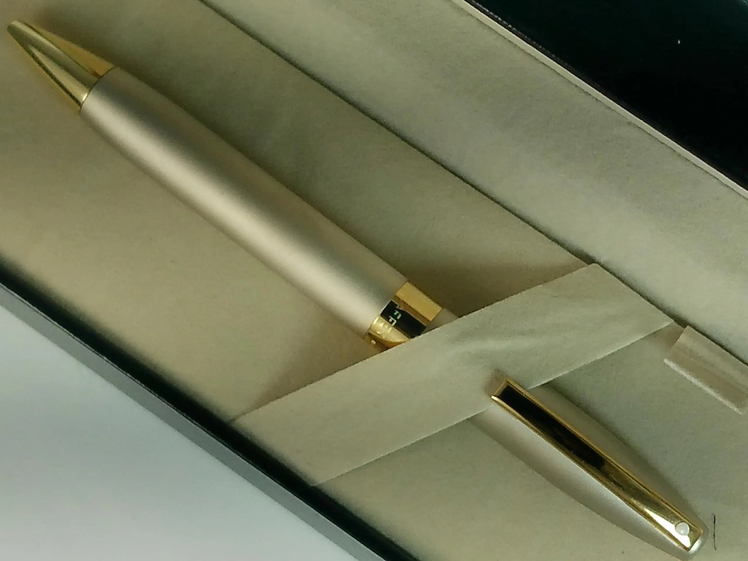 Sheaffer made in the USA Legacy Heritage - Sandblasted Palladium Barrel and 22KT Gold Trim Ballpoint pen Sheaffer