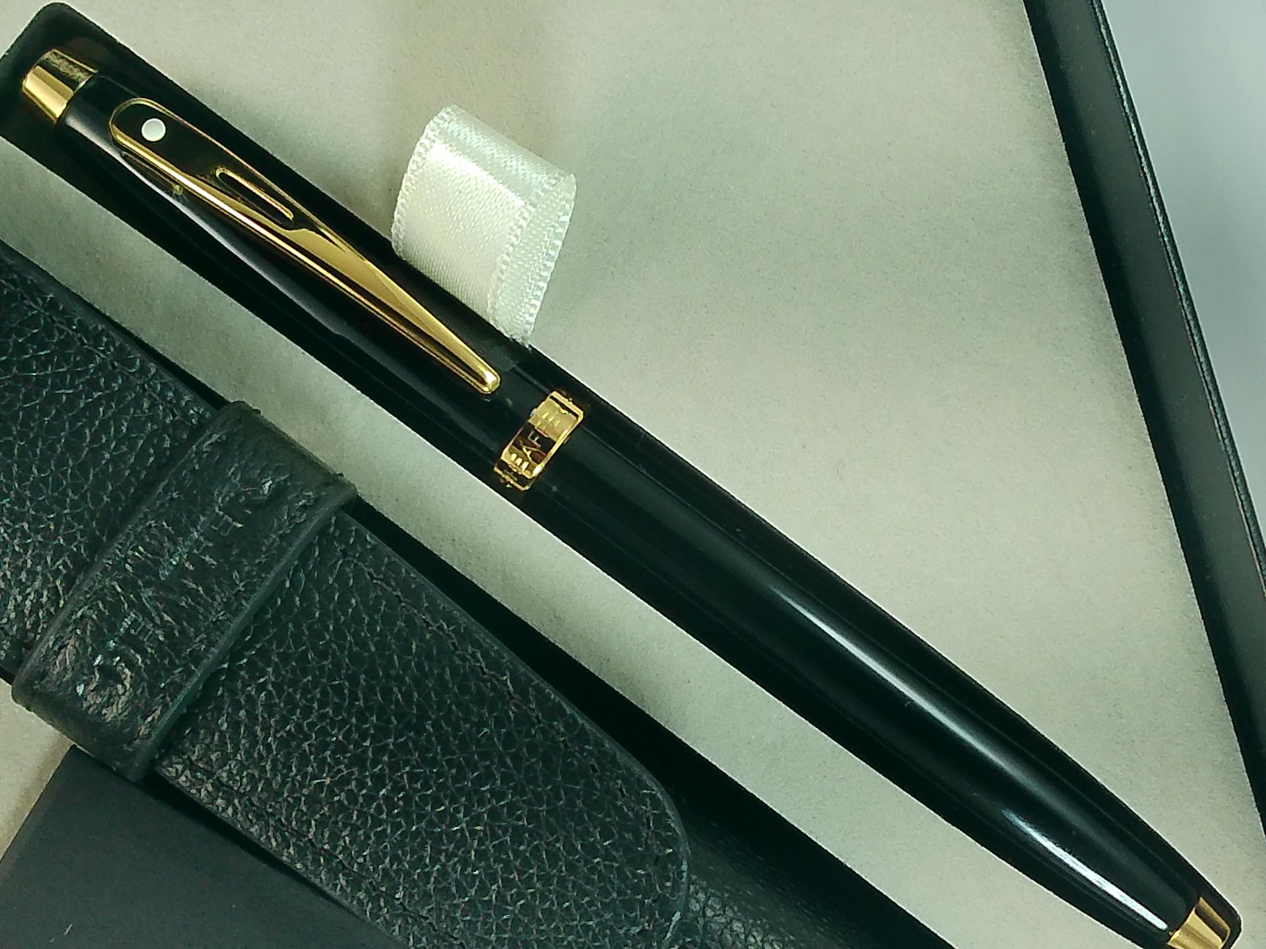 Sheaffer 100 Black Lacquer with Signature gold mid band and Gold plated Appointments Rollerball pen and Pouch Sheaffer