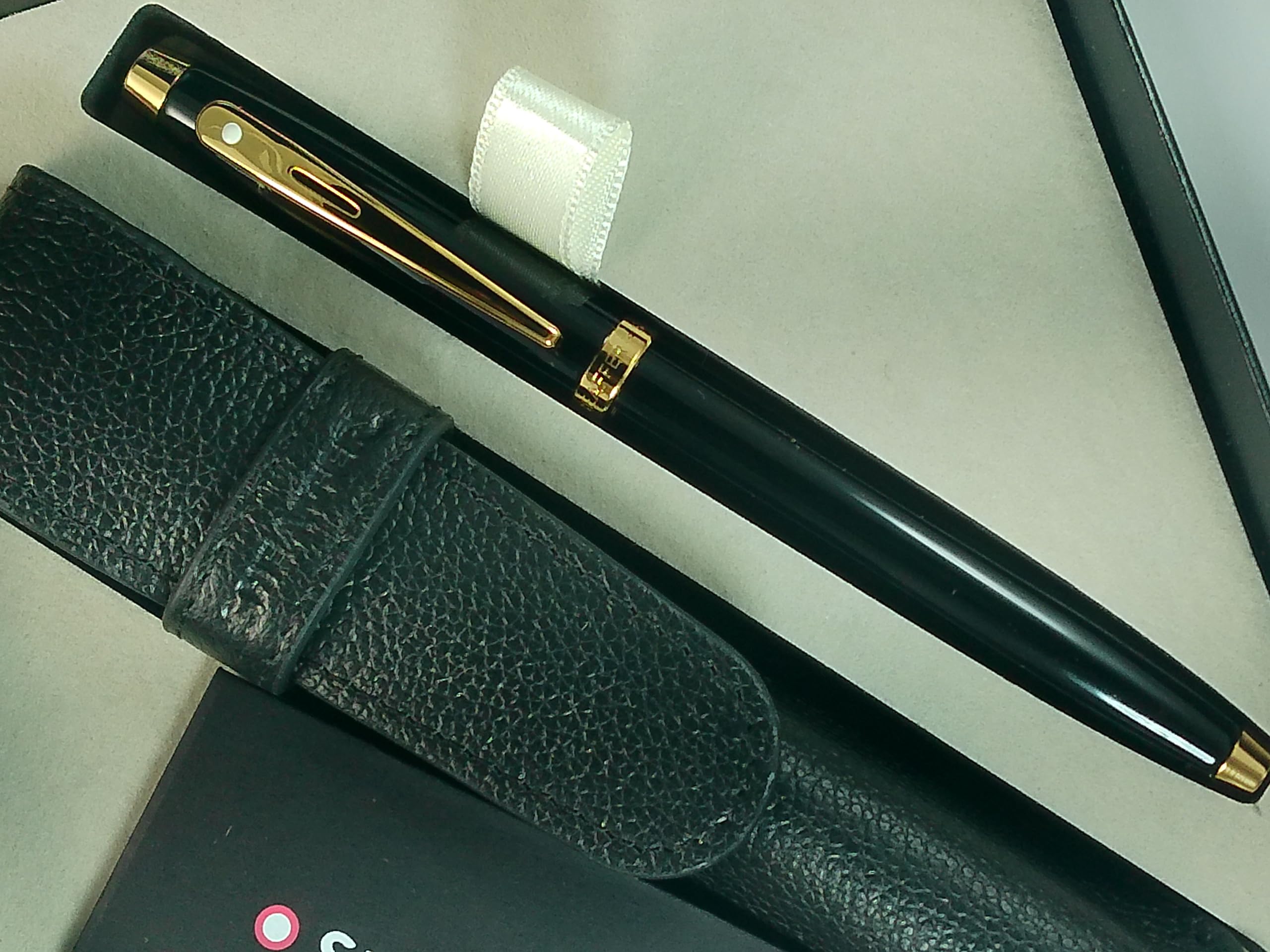 Sheaffer 100 Black Lacquer with Signature gold mid band and Gold plated Appointments Rollerball pen and Pouch Sheaffer