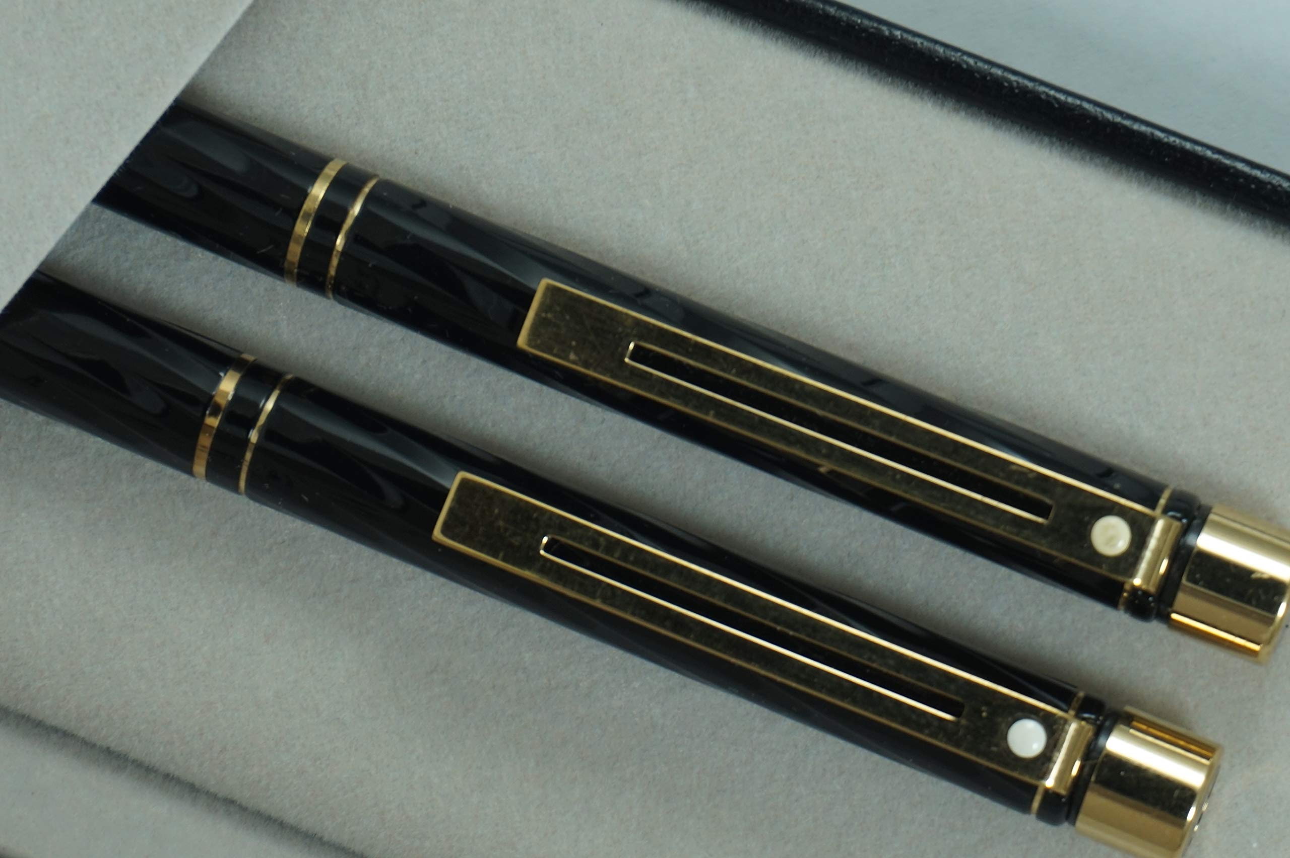 Sheaffer Made in the USA Signature Targa Spiral black Lacquer Barrel with Signature Targa Centre Gold rings and 22KT Gold appointments ballpoint Pen and 0.5MM pencil set - crosspenmall.com