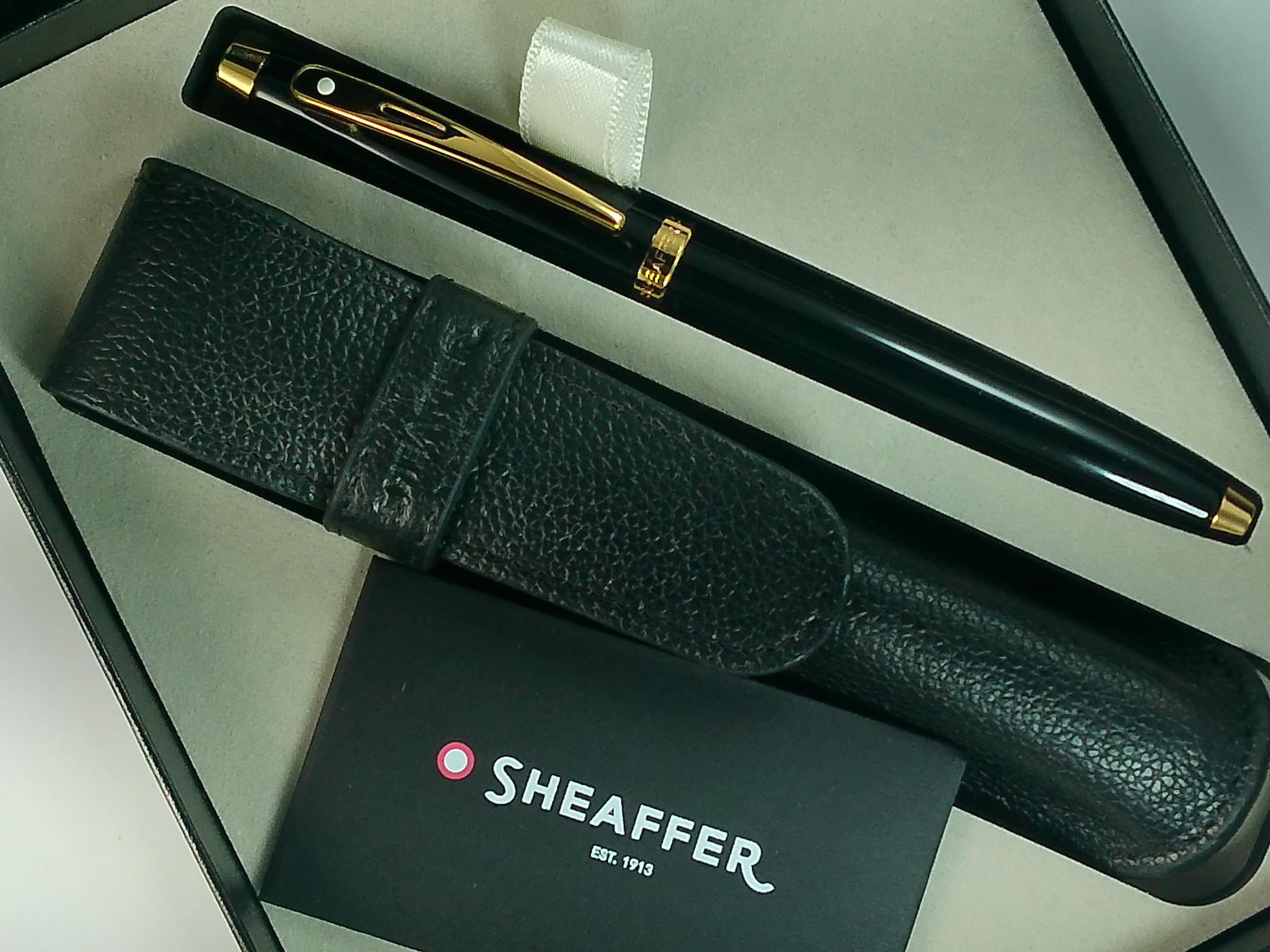 Sheaffer 100 Black Lacquer with Signature gold mid band and Gold plated Appointments Rollerball pen and Pouch Sheaffer