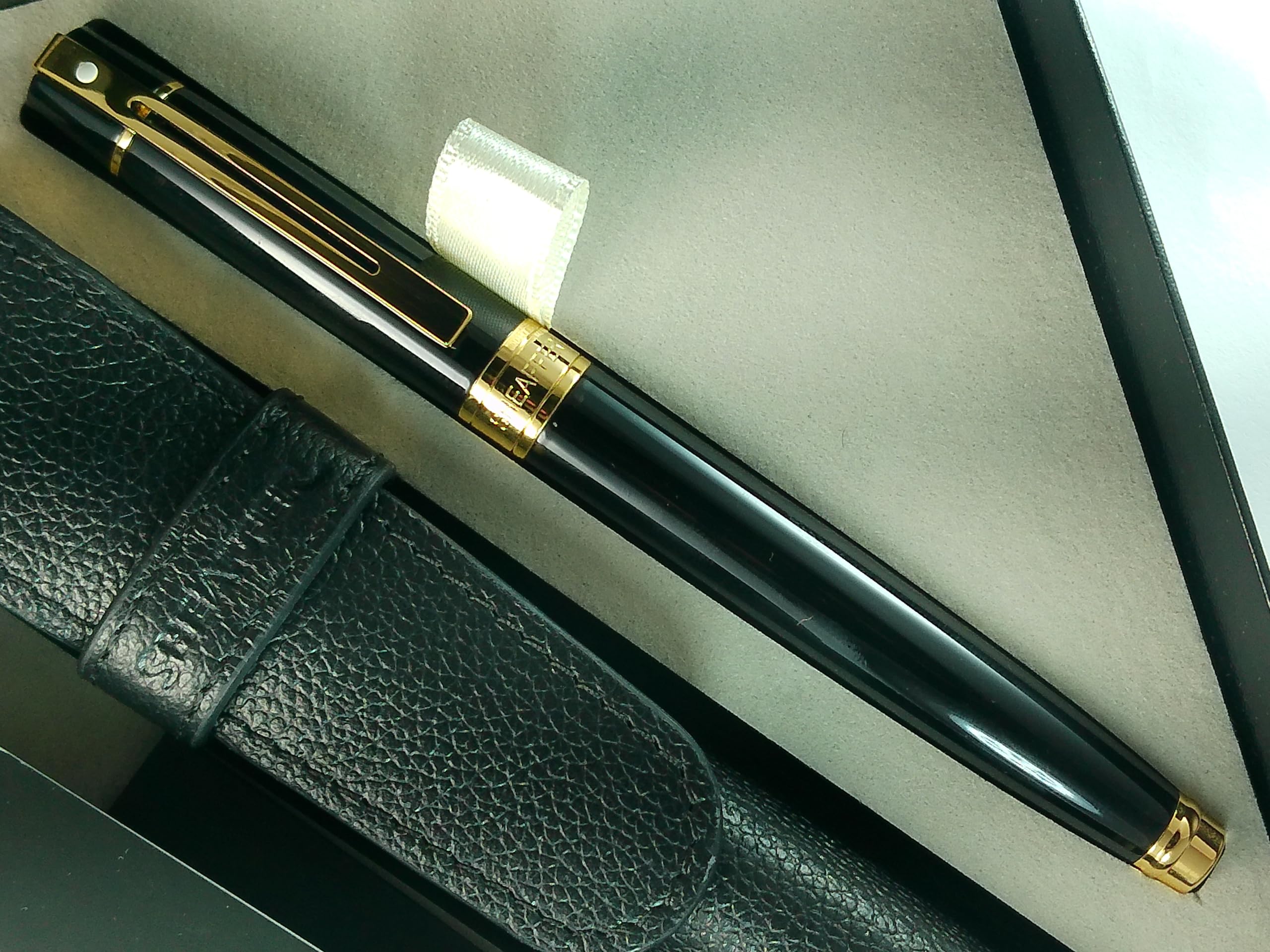 Sheaffer 300 Glossy black with Gold Trim Pen and Leather Pouch Gift Set Sheaffer