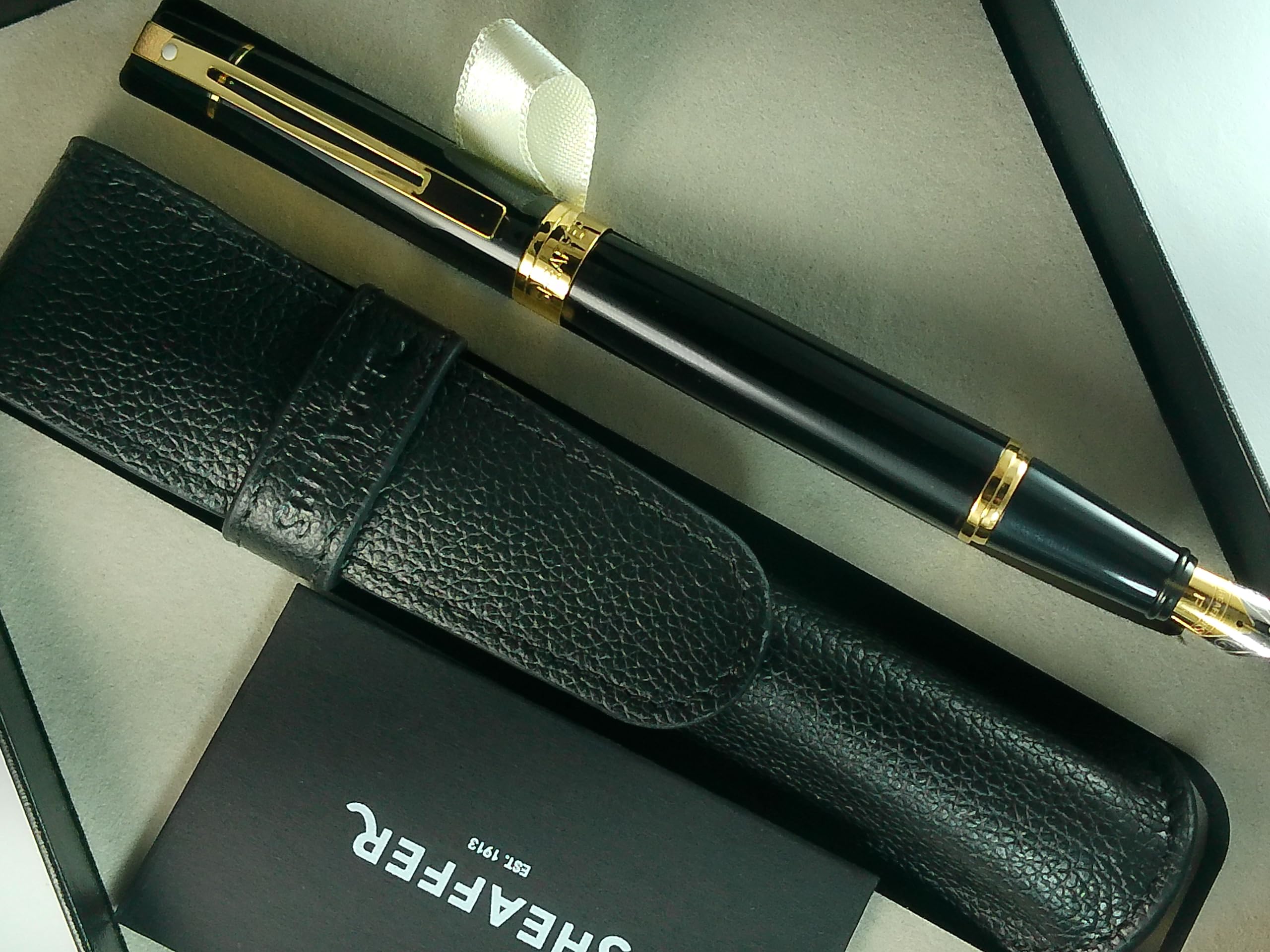 Sheaffer 300 Glossy black with Gold Trim Pen and Leather Pouch Gift Set (Fountain Pen, Fine Nib) Sheaffer