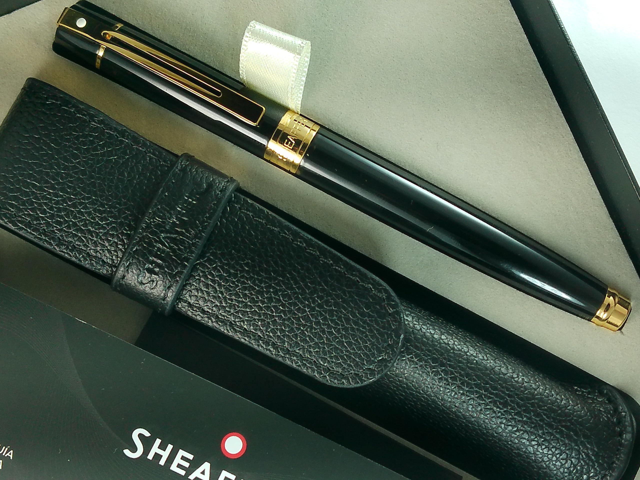 Sheaffer 300 Glossy black with Gold Trim Pen and Leather Pouch Gift Set (Rollerball) Sheaffer