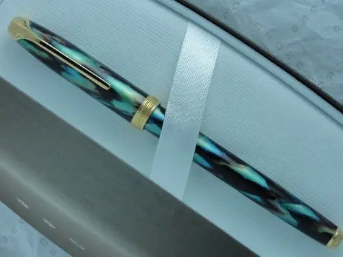 Cross Made in The USA Pinnacle Peacock Lacquer and Solid Two Tone 18K Gold Gold XF Fountain Pen crosspenmall.com
