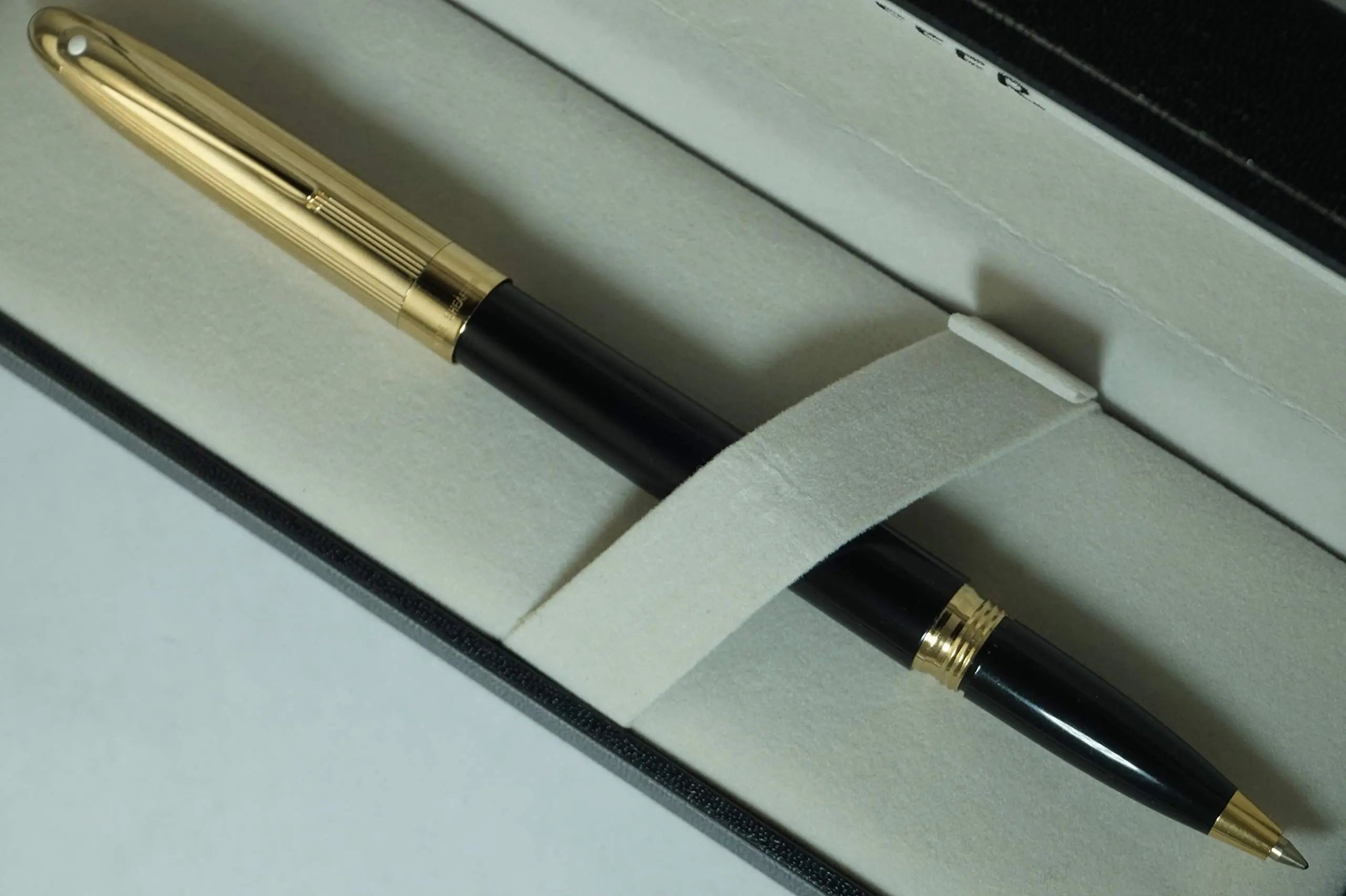 Made in The USA Sheaffer Crest 593 Tuxedo with 22KT Gold Cap and Black Lacquer Barrel Medium Point Rollerball Pen - crosspenmall.com