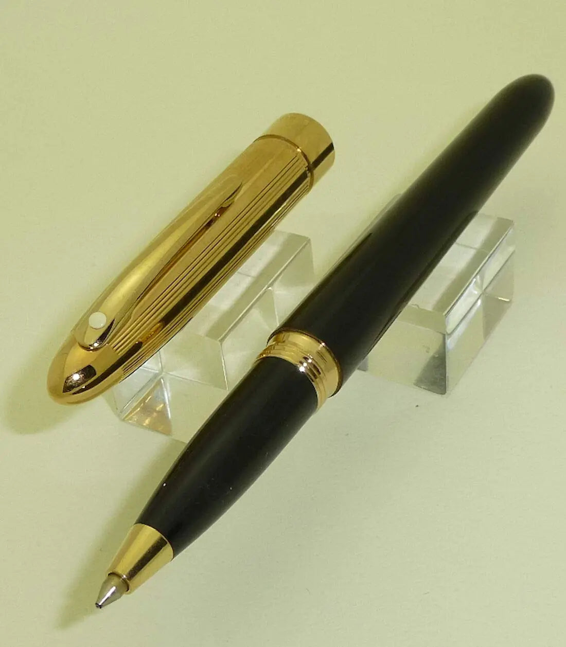 Made in The USA Sheaffer Crest 593 Tuxedo with 22KT Gold Cap and Black Lacquer Barrel Medium Point Rollerball Pen - crosspenmall.com