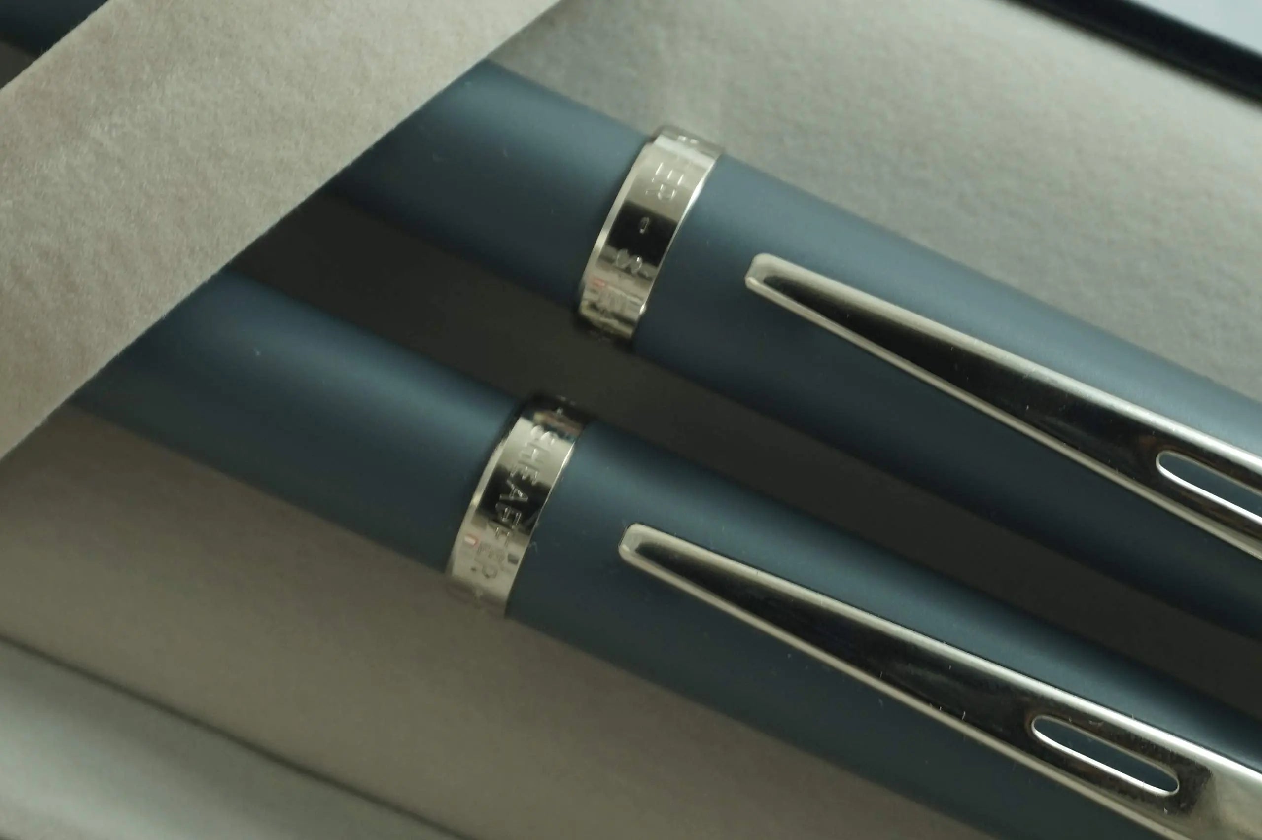 Sheaffer 100 matte Gray Signature mid ring and dot of excellence, Medium Point Fountain Pen and Ballpoint pen set - crosspenmall.com