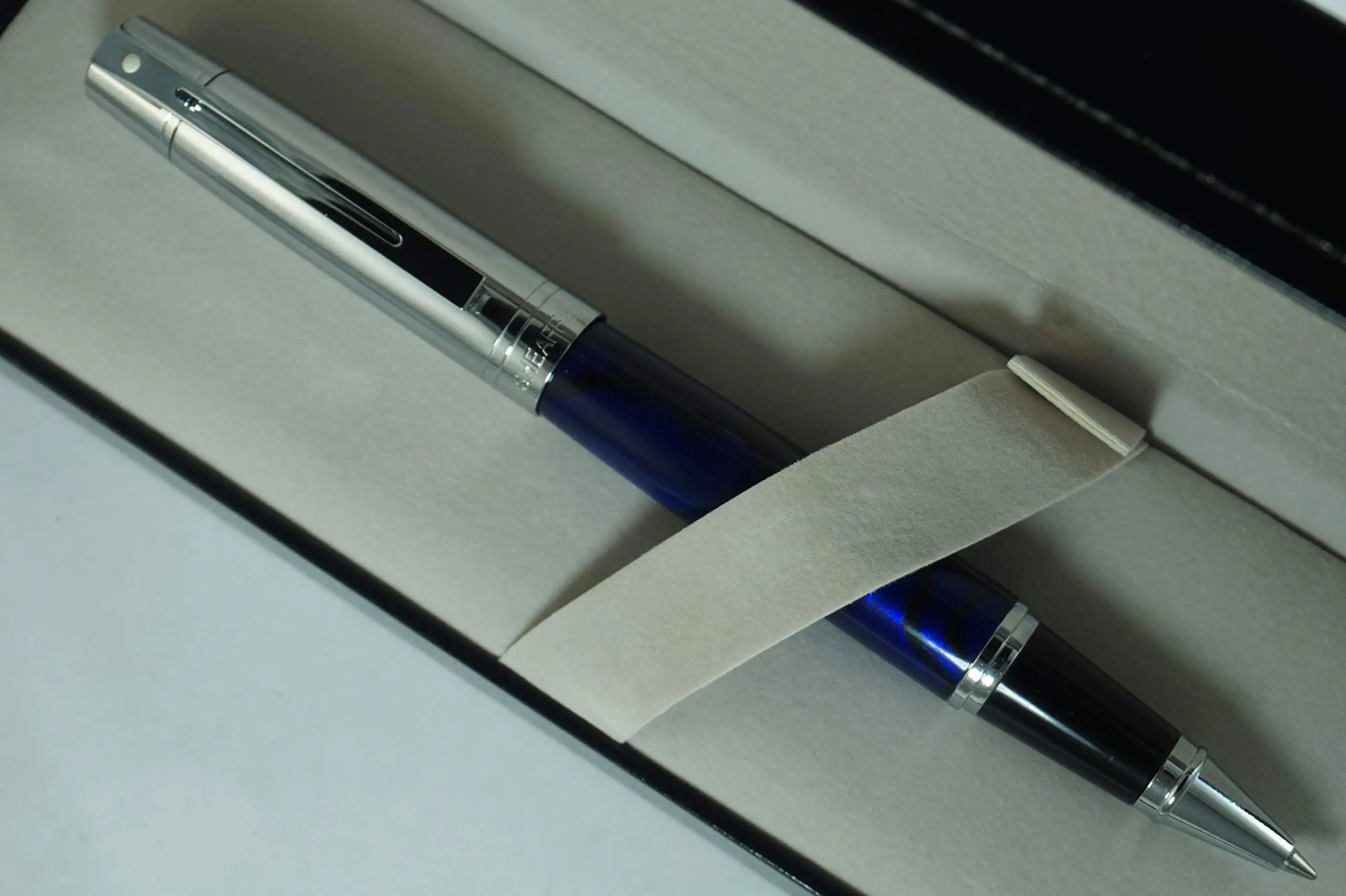 Sheaffer 300 Collection II Marble Blue barrel with Signature dot of Excellence on cap, Polished Barrel and Appointments Medium Point Rollerball Pen Sheaffer