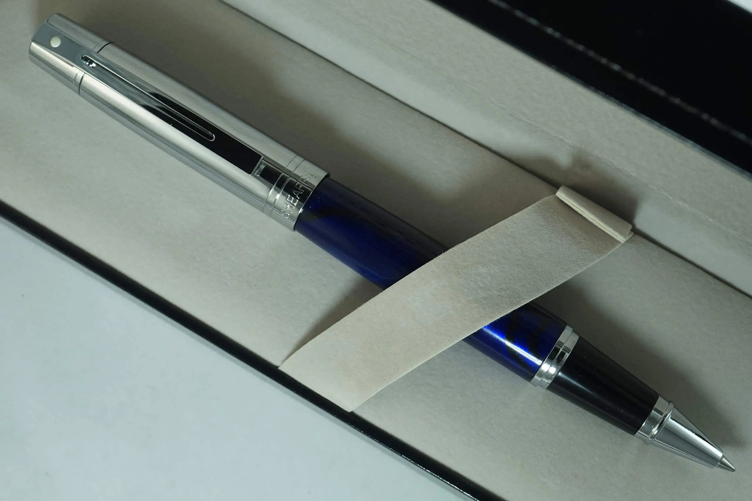 Sheaffer 300 Collection II Marble Blue barrel with Signature dot of Excellence on cap, Polished Barrel and Appointments Medium Point Rollerball Pen Sheaffer