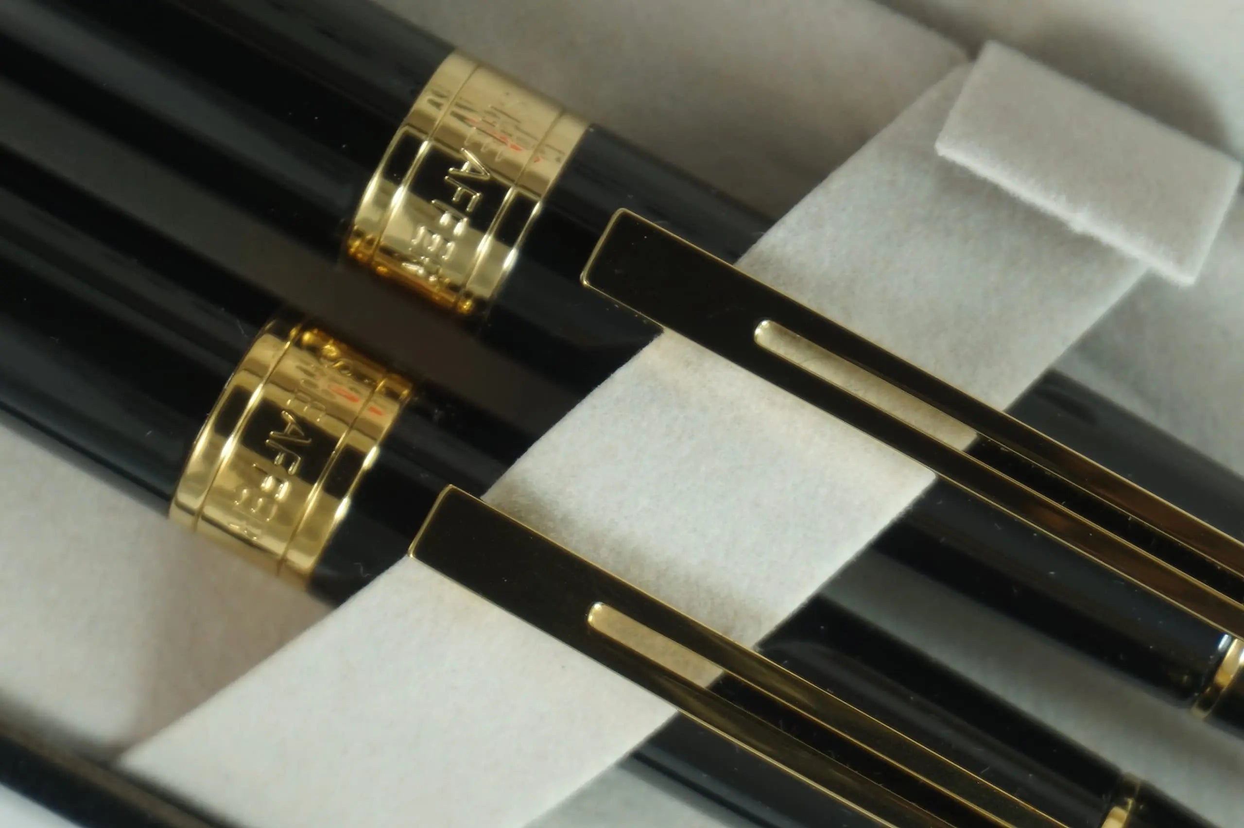 Sheaffer 300 Duo Black Lacquer and Gold Appointments Limited Series with Signature white dot of Excellence and wide band Medium Point Fountain Pen and Ballpoint Pen set. Sheaffer