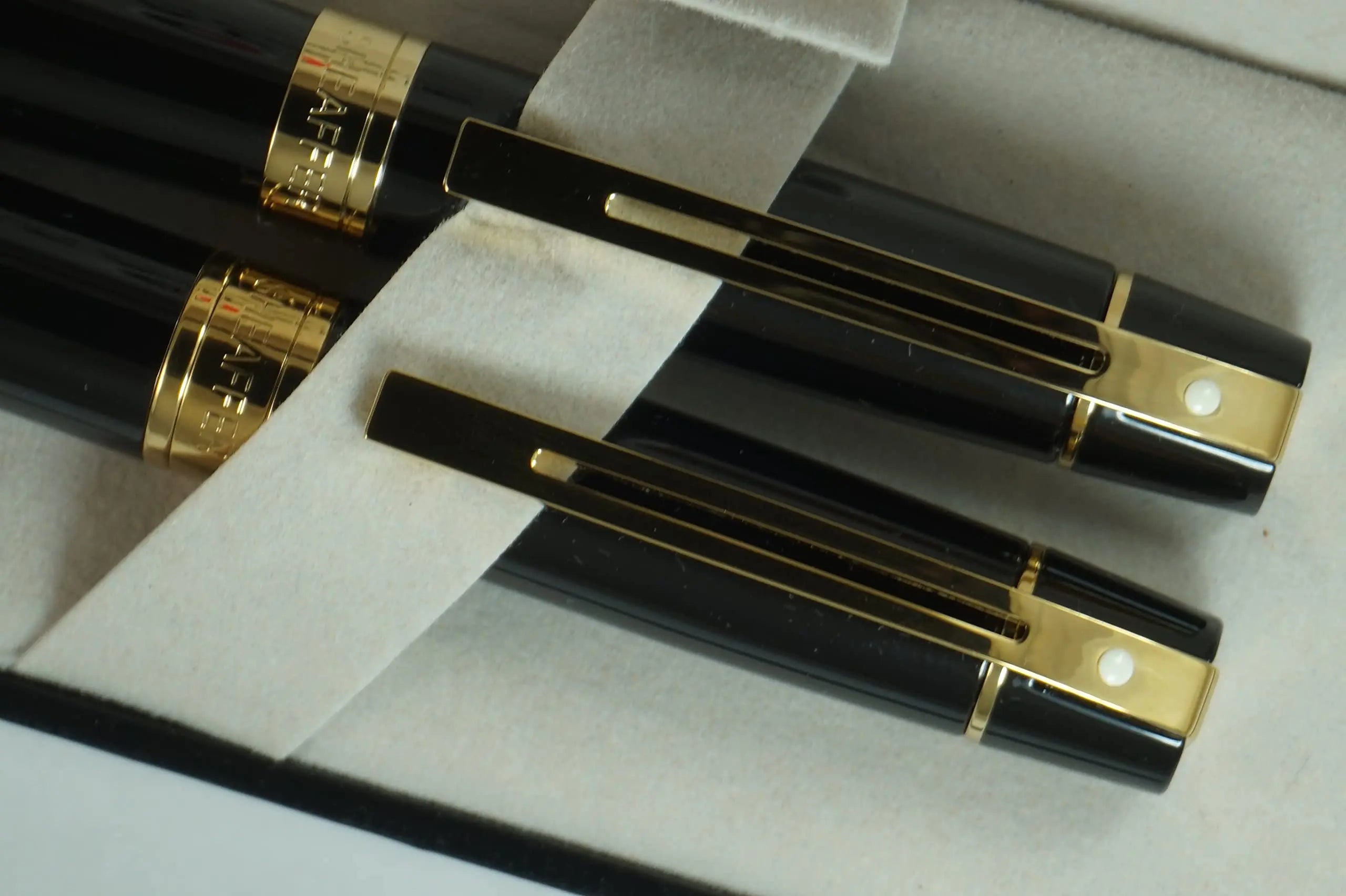 Sheaffer 300 Duo Black Lacquer and Gold Appointments Limited Series with Signature white dot of Excellence and wide band Medium Point Fountain Pen and Ballpoint Pen set. Sheaffer