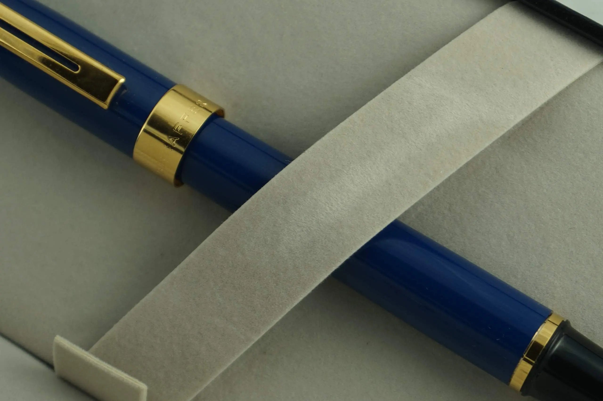 Sheaffer Cobalt Blue Lacquer Signature Prelude Collection with 22KT Gold appointments, Solid and stamped 14KT Gold Medium nib Fountain pen Sheaffer
