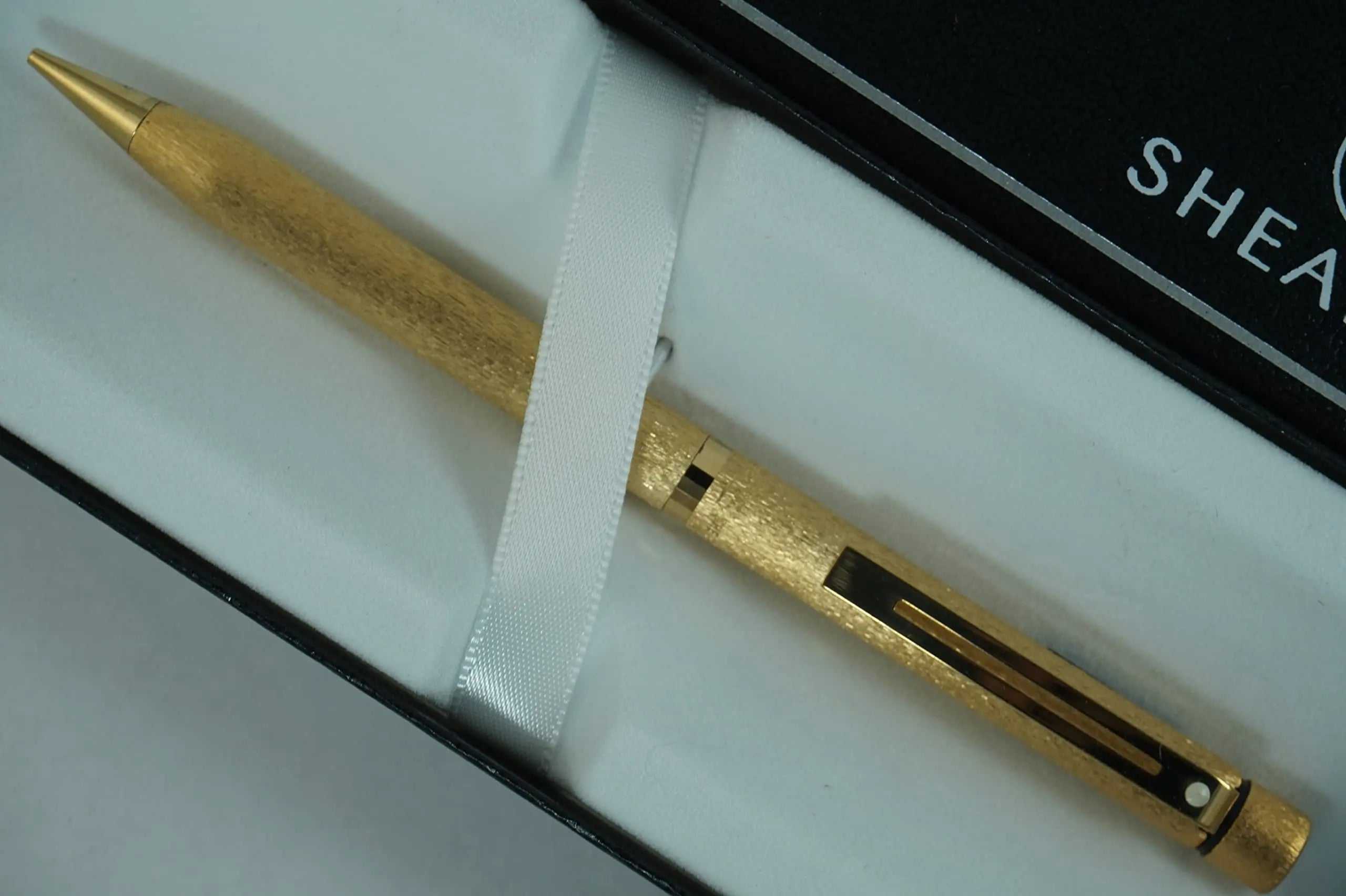 Sheaffer Gold plated deep brushed lamé finish with multi-facetted center band, Crown imprint on cap,and highlighted with 23 carat gold appointments 0.9 MM pencil Sheaffer