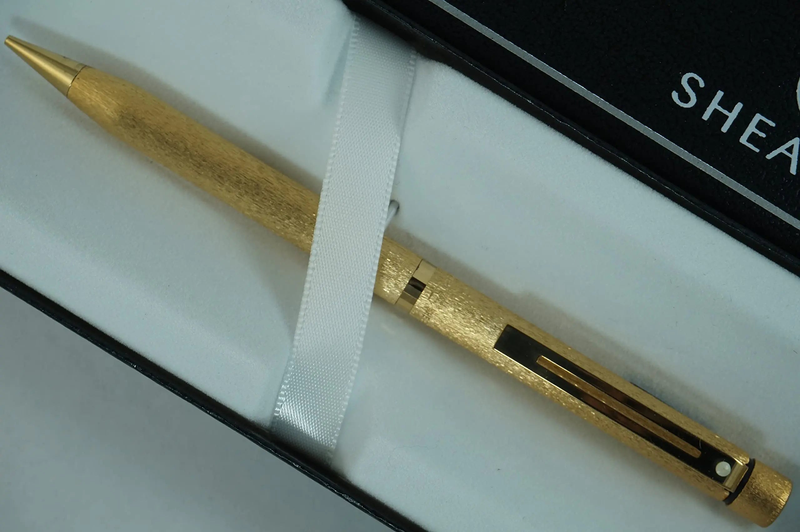 Sheaffer Gold plated deep brushed lamé finish with multi-facetted center band, Crown imprint on cap,and highlighted with 23 carat gold appointments 0.9 MM pencil Sheaffer