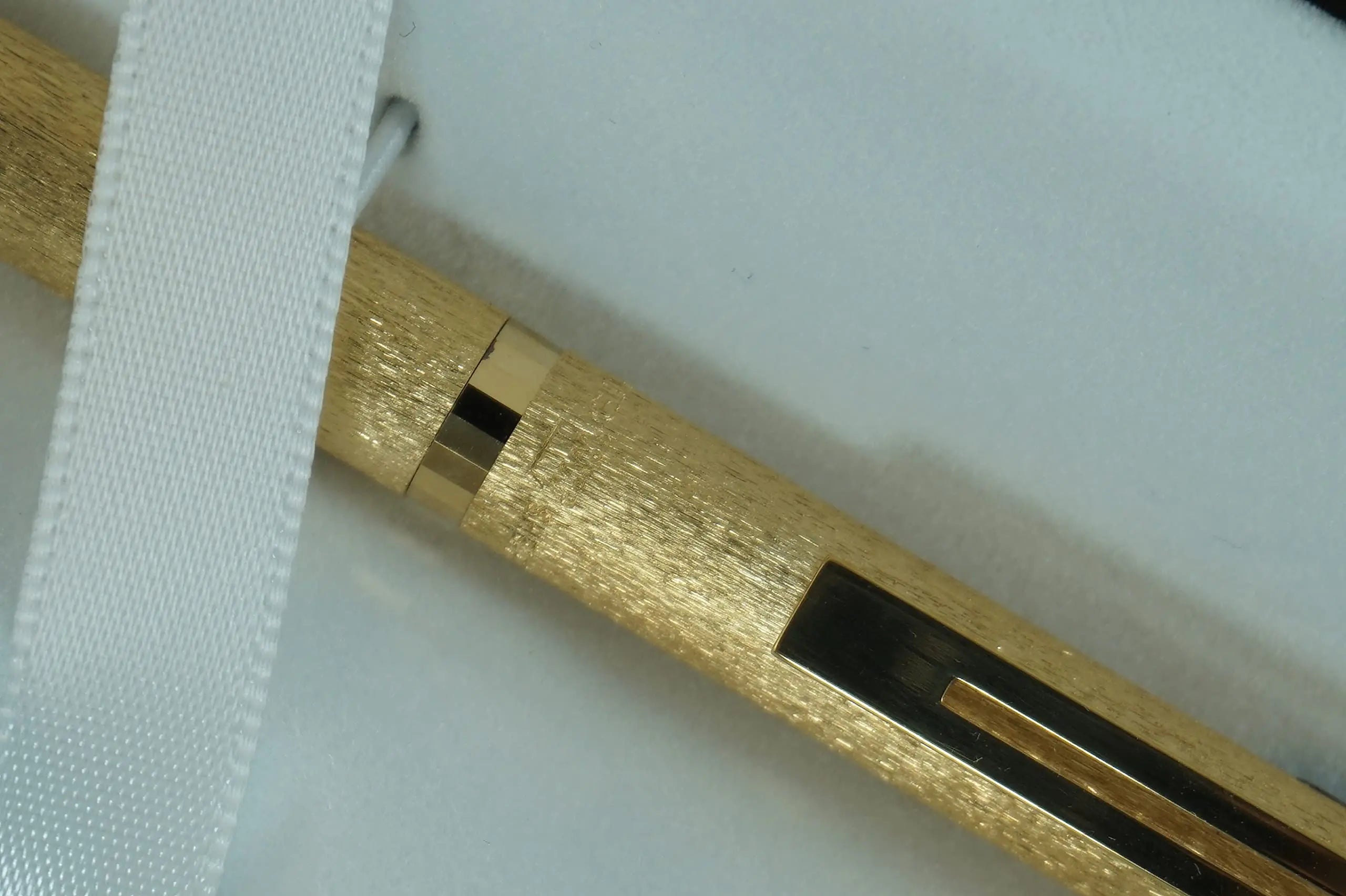 Sheaffer Gold plated deep brushed lamé finish with multi-facetted center band, Crown imprint on cap,and highlighted with 23 carat gold appointments 0.9 MM pencil Sheaffer