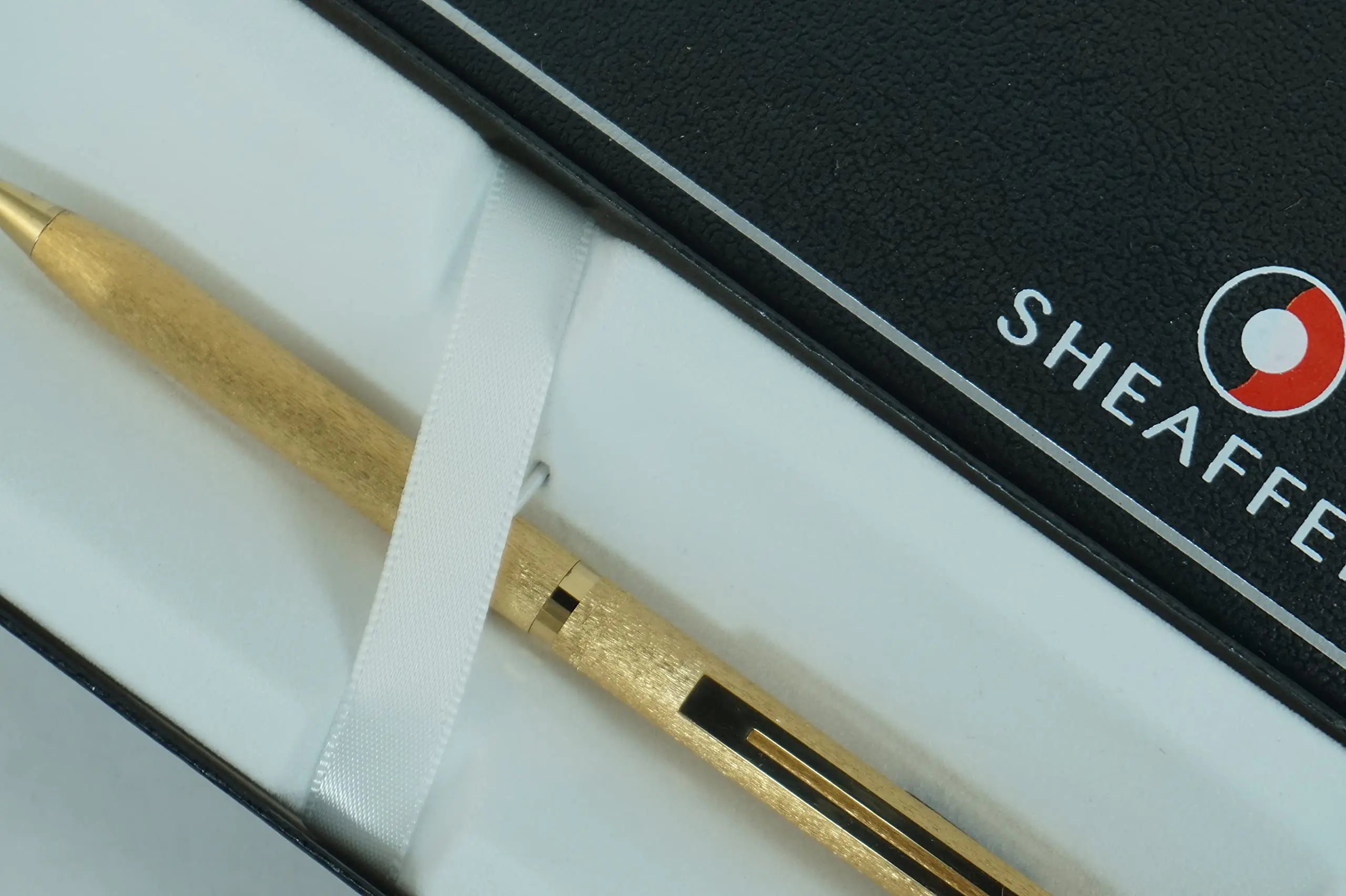 Sheaffer Gold plated deep brushed lamé finish with multi-facetted center band, Crown imprint on cap,and highlighted with 23 carat gold appointments 0.9 MM pencil Sheaffer