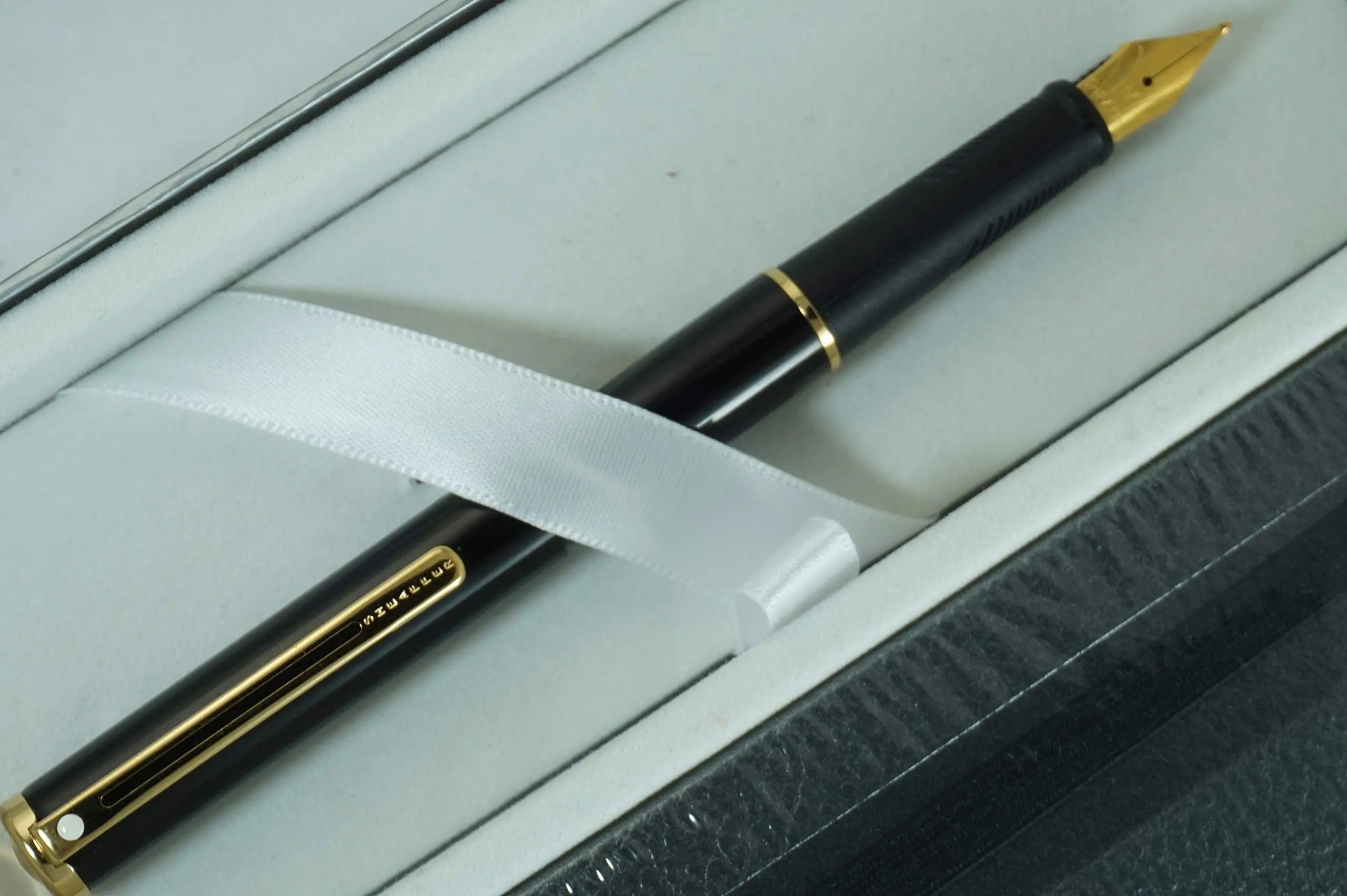 Sheaffer Made in The USA Cross Compact 9002 Black Lacquer with 22KT Gold Trim and Medium NIB, Sleek Fountain Pen Journal Set - crosspenmall.com