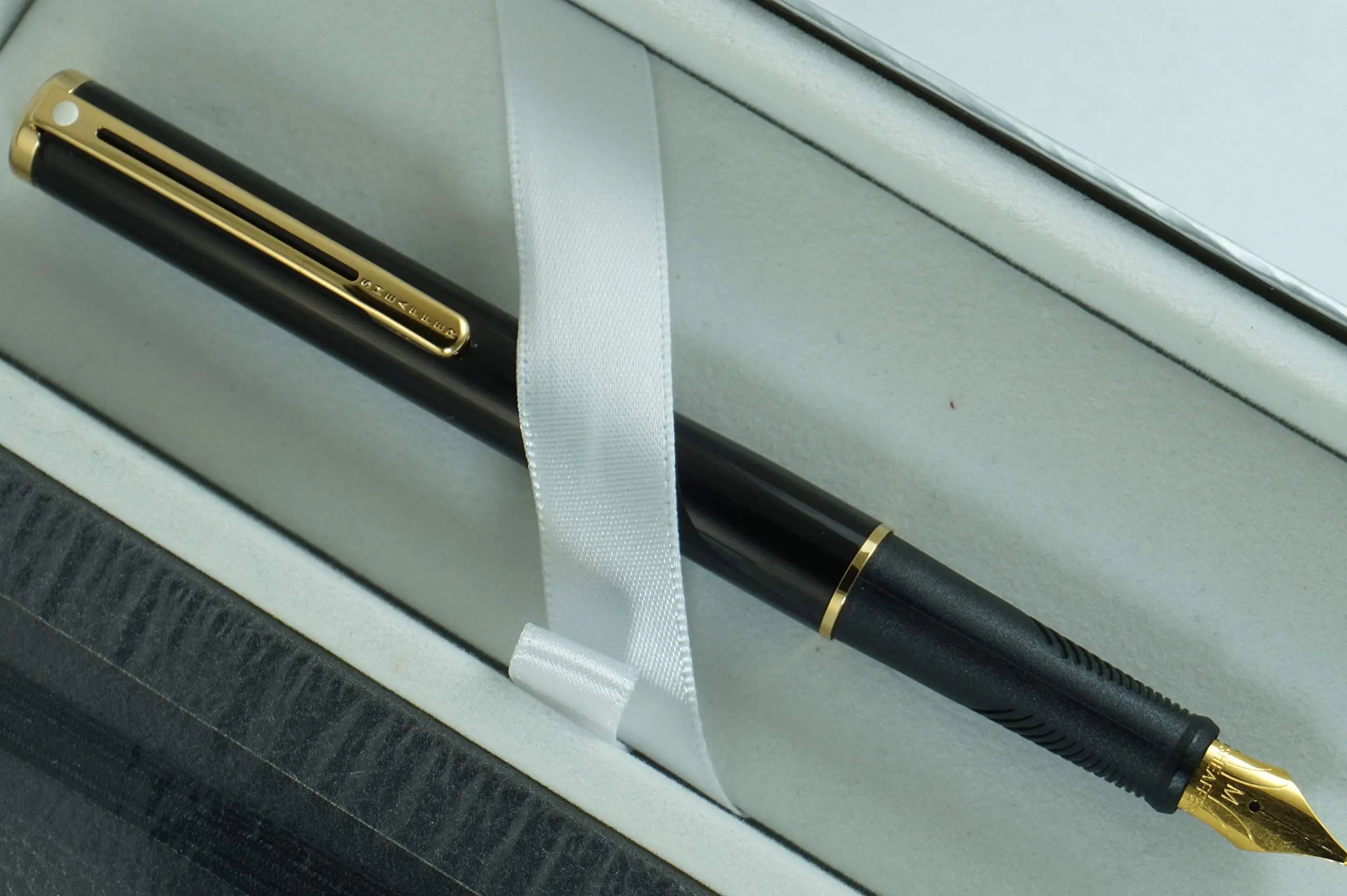 Sheaffer Made in The USA Cross Compact 9002 Black Lacquer with 22KT Gold Trim and Medium NIB, Sleek Fountain Pen Journal Set - crosspenmall.com