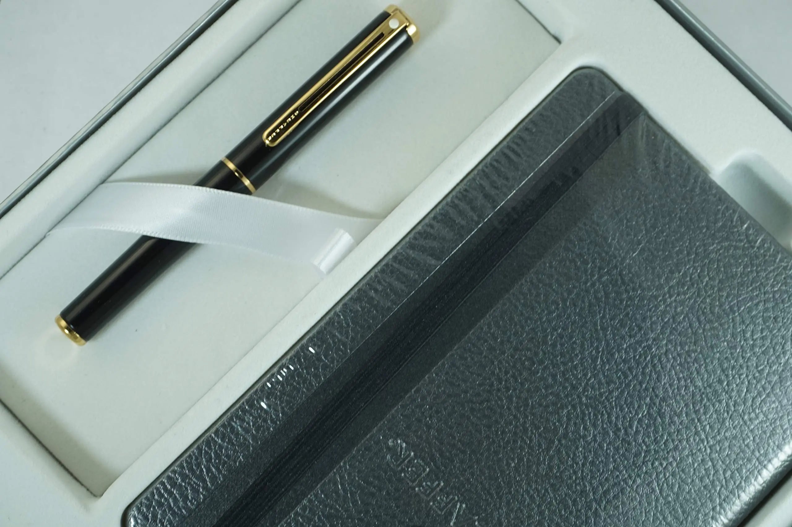 Sheaffer Made in The USA Cross Compact 9002 Black Lacquer with 22KT Gold Trim and Medium NIB, Sleek Fountain Pen Journal Set - crosspenmall.com