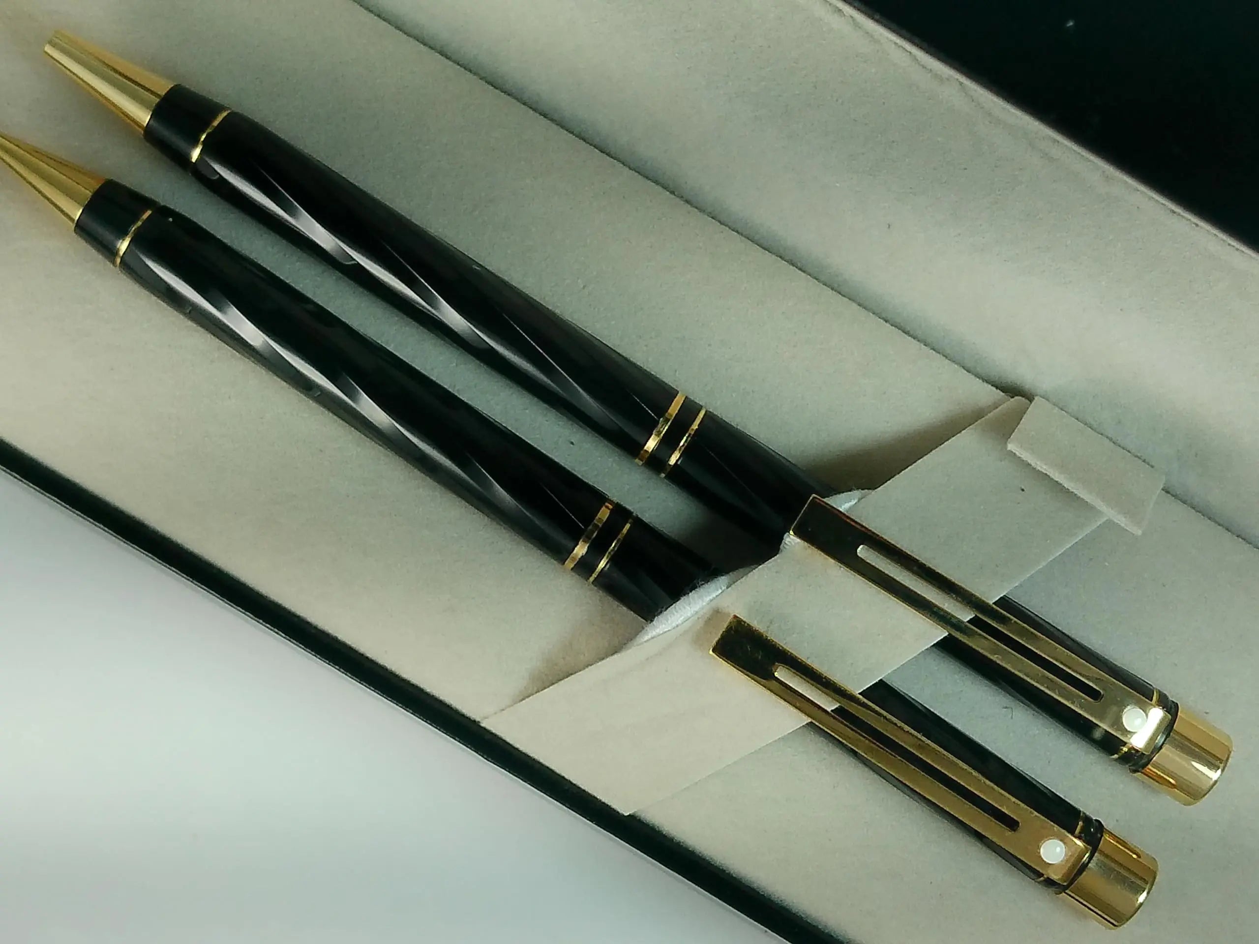 Sheaffer Made in the USA Signature Targa Spiral black Lacquer with three Signature Targa rings and 22KT Gold appointments ballpoint Pen and 0.5MM pencil set Sheaffer