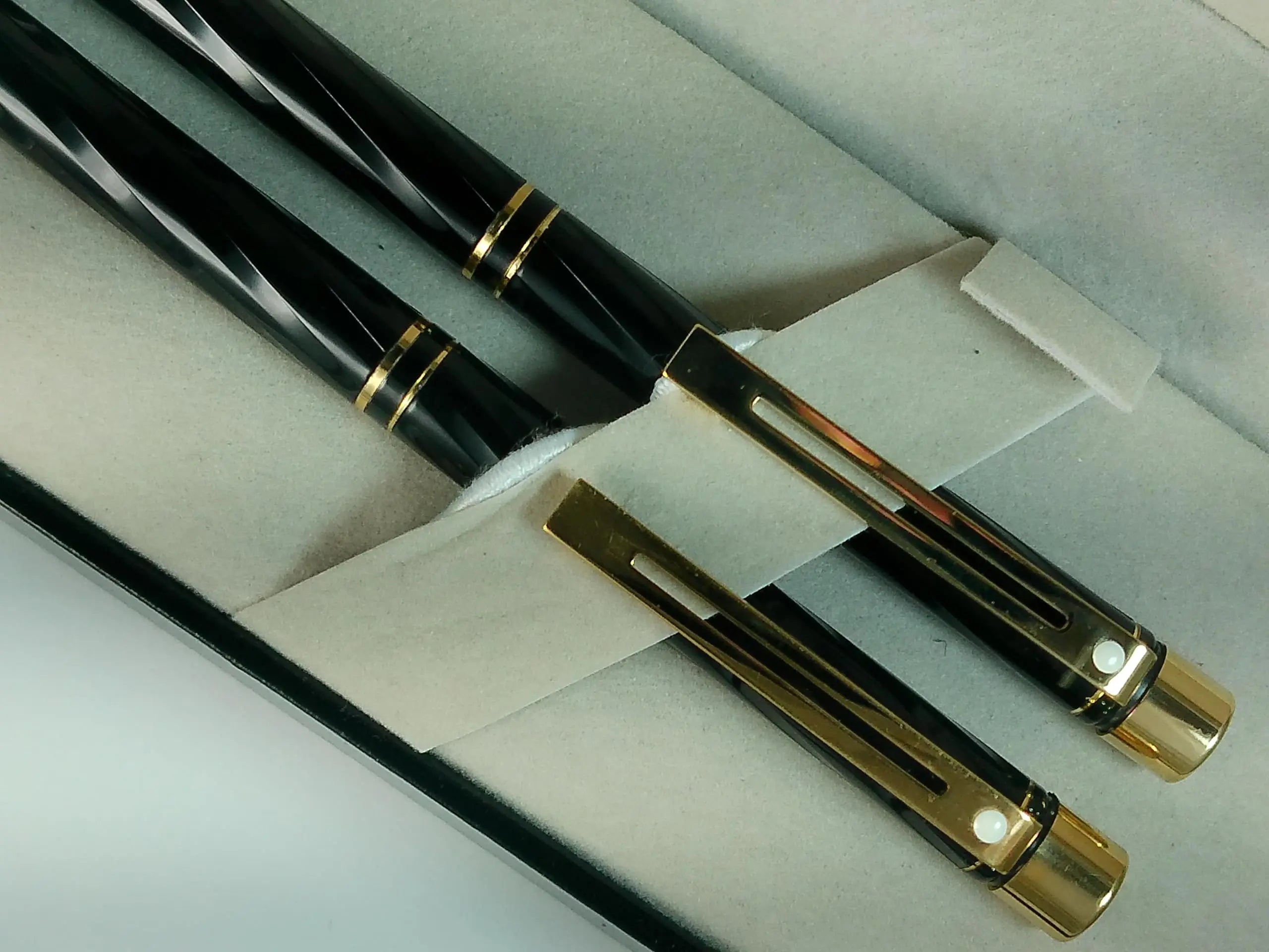 Sheaffer Made in the USA Signature Targa Spiral black Lacquer with three Signature Targa rings and 22KT Gold appointments ballpoint Pen and 0.5MM pencil set Sheaffer