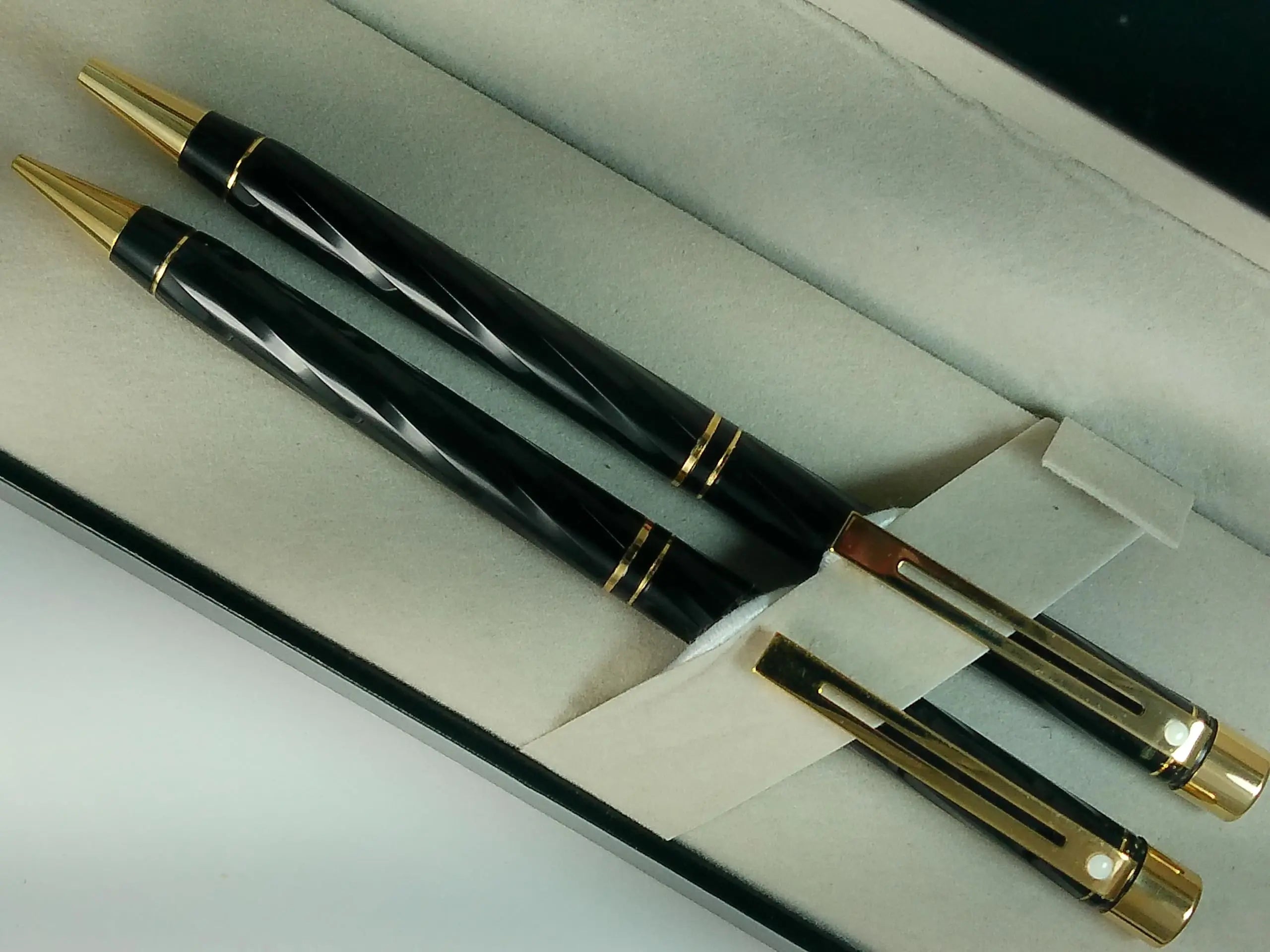 Sheaffer Made in the USA Signature Targa Spiral black Lacquer with three Signature Targa rings and 22KT Gold appointments ballpoint Pen and 0.5MM pencil set Sheaffer
