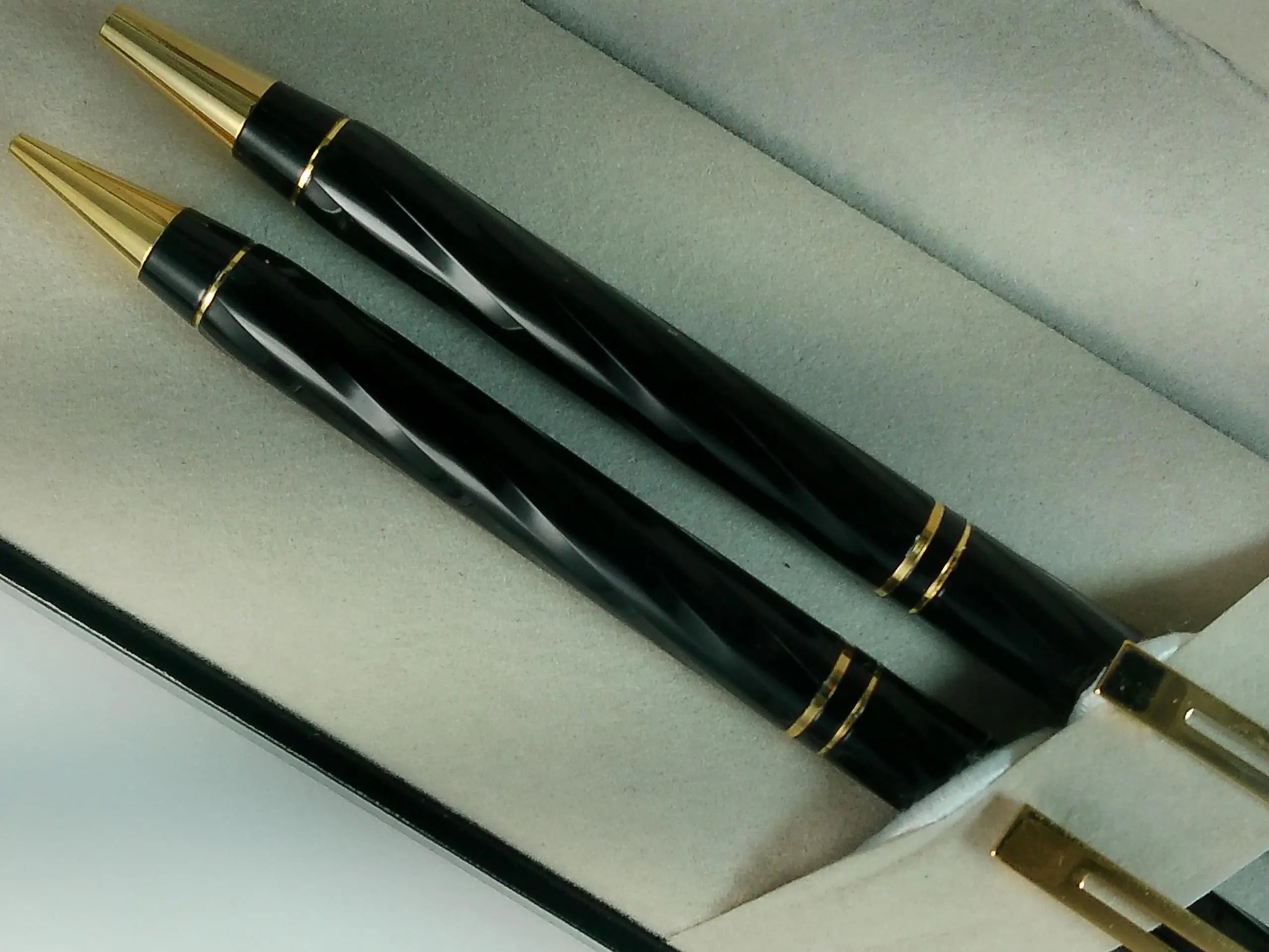 Sheaffer Made in the USA Signature Targa Spiral black Lacquer with three Signature Targa rings and 22KT Gold appointments ballpoint Pen and 0.5MM pencil set Sheaffer