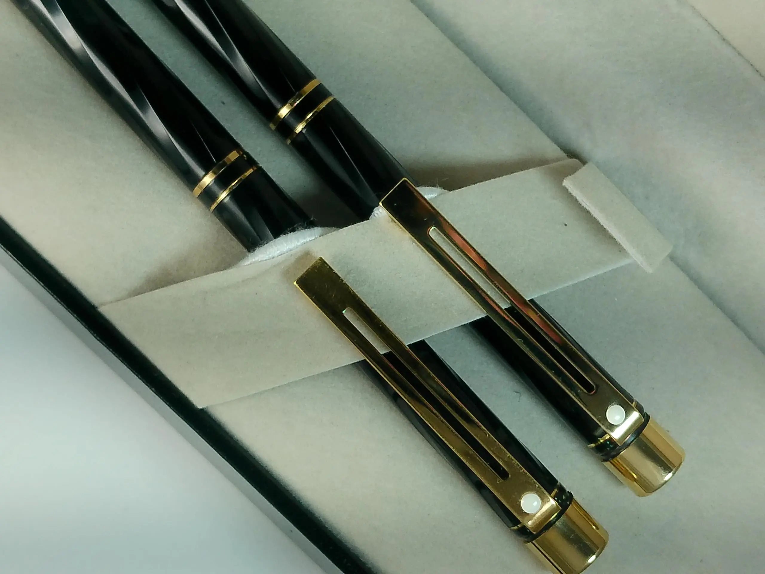 Sheaffer Made in the USA Signature Targa Spiral black Lacquer with three Signature Targa rings and 22KT Gold appointments ballpoint Pen and 0.5MM pencil set Sheaffer