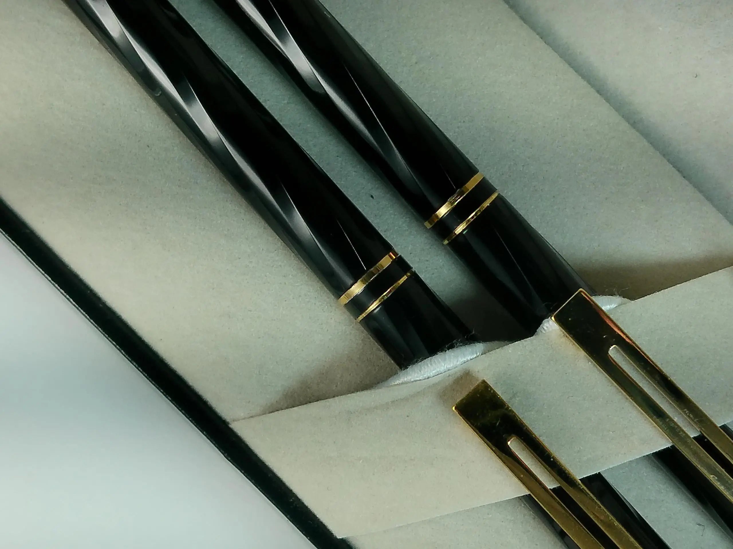 Sheaffer Made in the USA Signature Targa Spiral black Lacquer with three Signature Targa rings and 22KT Gold appointments ballpoint Pen and 0.5MM pencil set Sheaffer